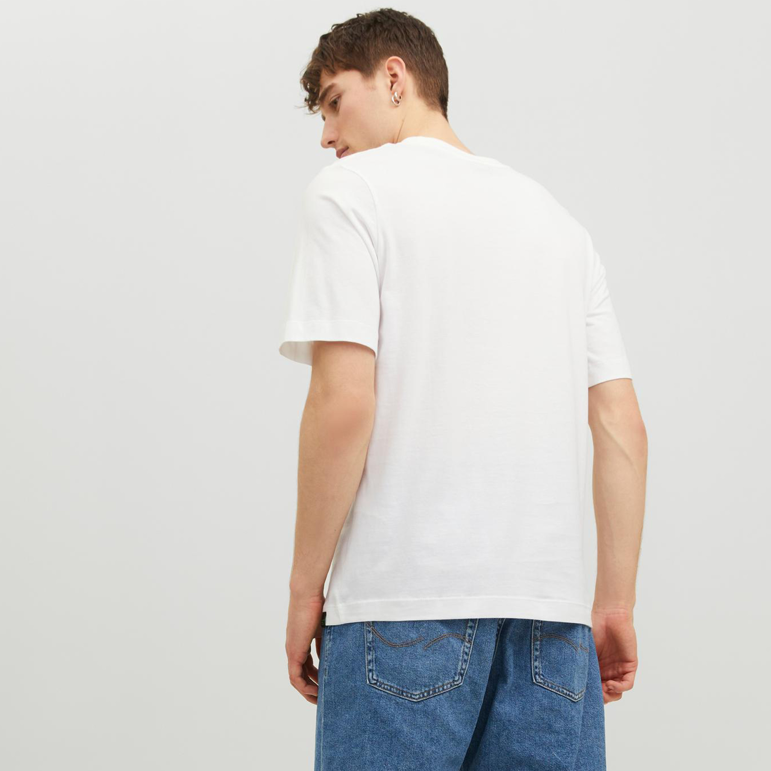  تي شيرت من جاك آند جونز مع جرافيك بأكمام قصيرة و ياقة مستديرة-men-clothing-tshirtsandpolos-tshirts-image-4