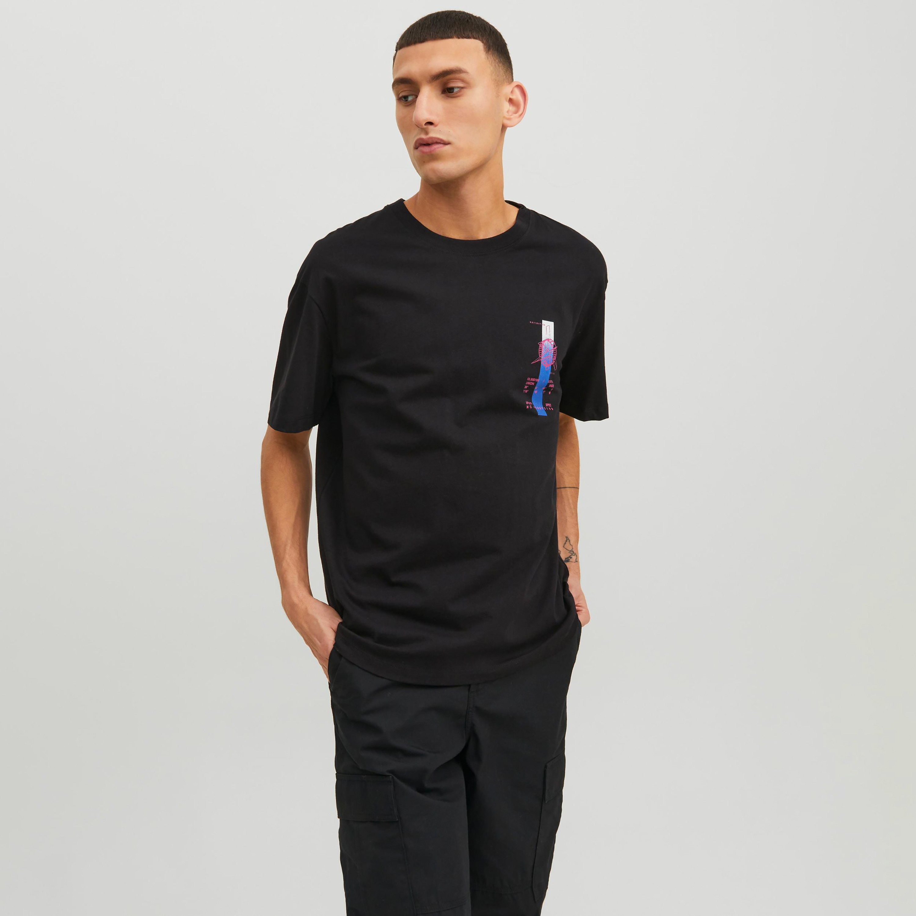  تي شيرت من جاك آند جونز مع جرافيك بأكمام قصيرة و ياقة مستديرة-men-clothing-tshirtsandpolos-tshirts-image-5