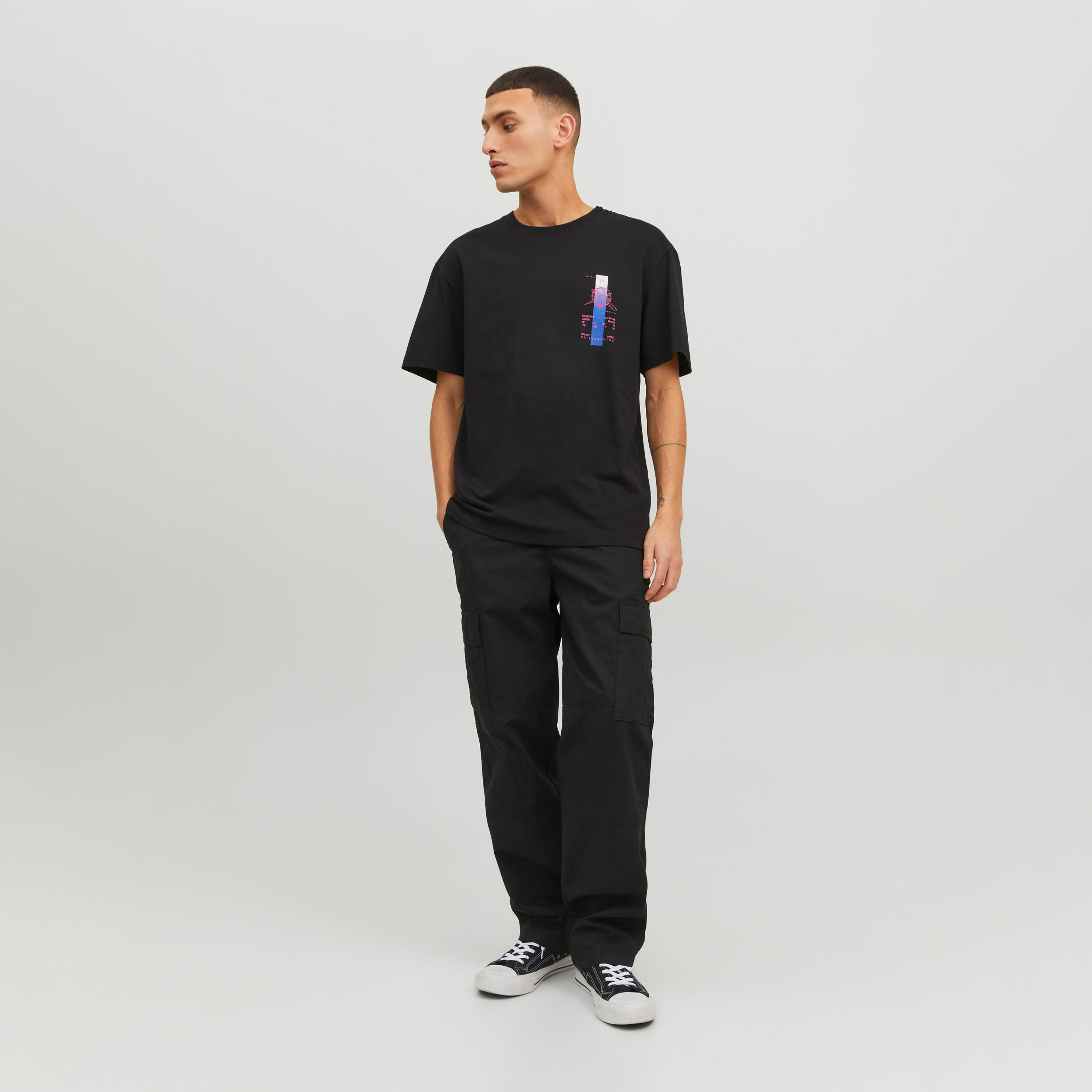  تي شيرت من جاك آند جونز مع جرافيك بأكمام قصيرة و ياقة مستديرة-men-clothing-tshirtsandpolos-tshirts-image-6