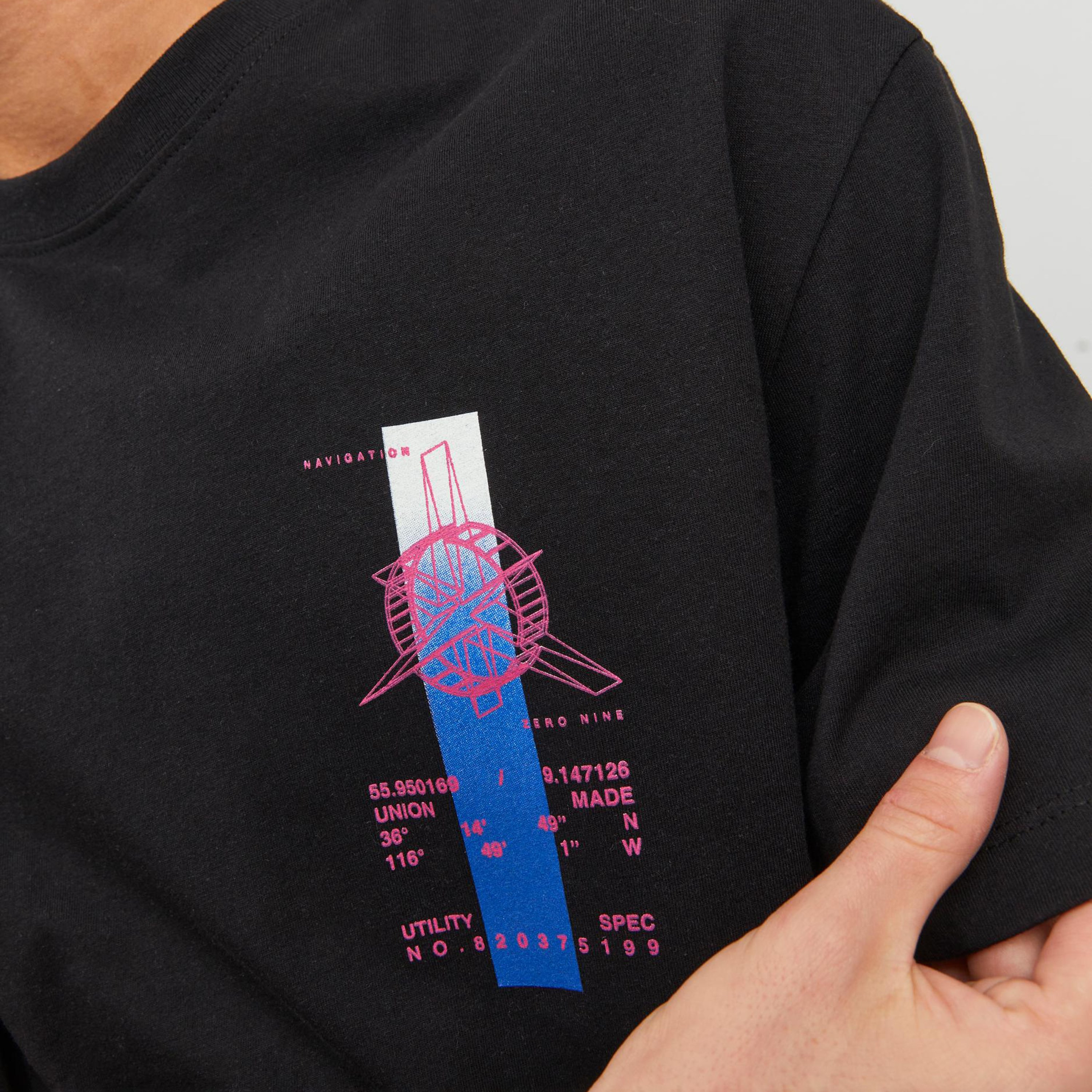  تي شيرت من جاك آند جونز مع جرافيك بأكمام قصيرة و ياقة مستديرة-men-clothing-tshirtsandpolos-tshirts-image-7