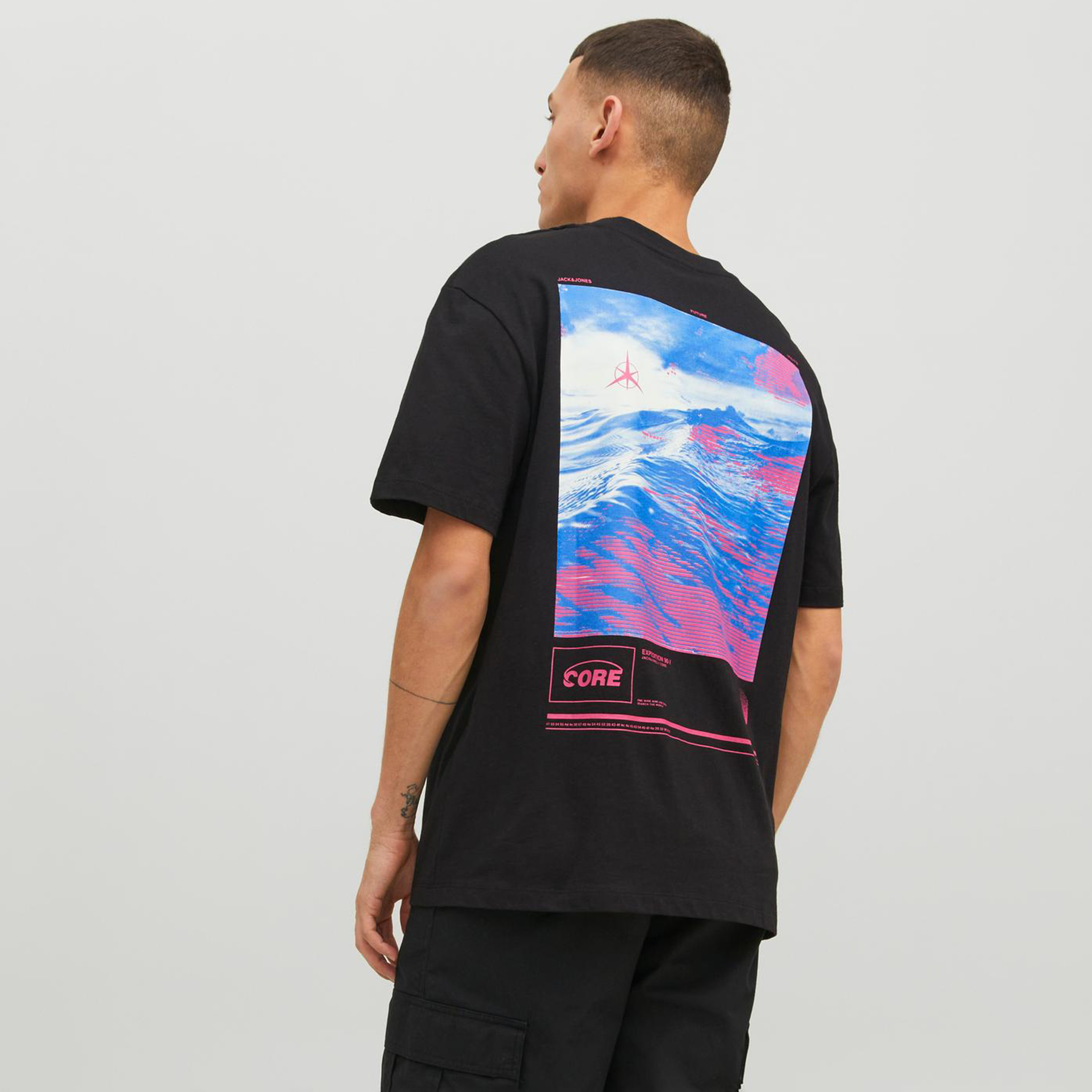  تي شيرت من جاك آند جونز مع جرافيك بأكمام قصيرة و ياقة مستديرة-men-clothing-tshirtsandpolos-tshirts-image-8