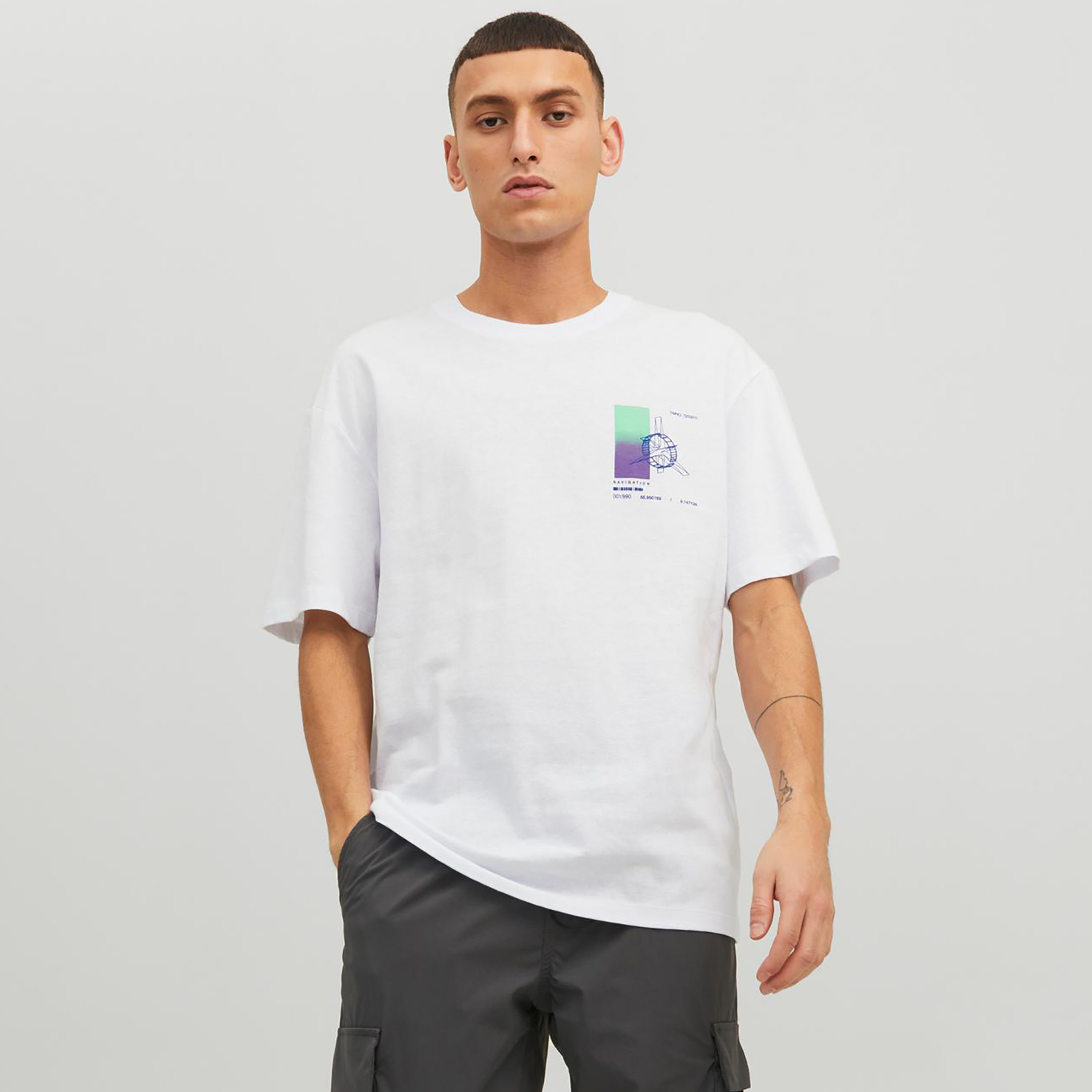  تي شيرت من جاك آند جونز مع جرافيك بأكمام قصيرة و ياقة مستديرة-men-clothing-tshirtsandpolos-tshirts-image-1