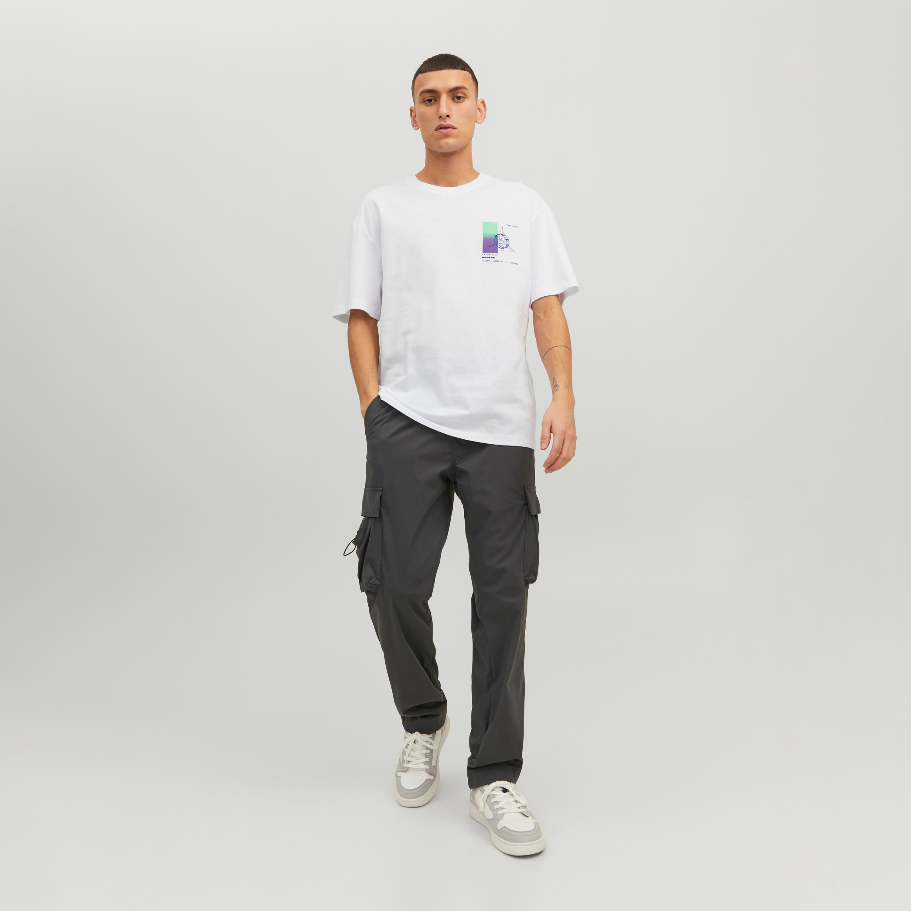  تي شيرت من جاك آند جونز مع جرافيك بأكمام قصيرة و ياقة مستديرة-men-clothing-tshirtsandpolos-tshirts-image-2