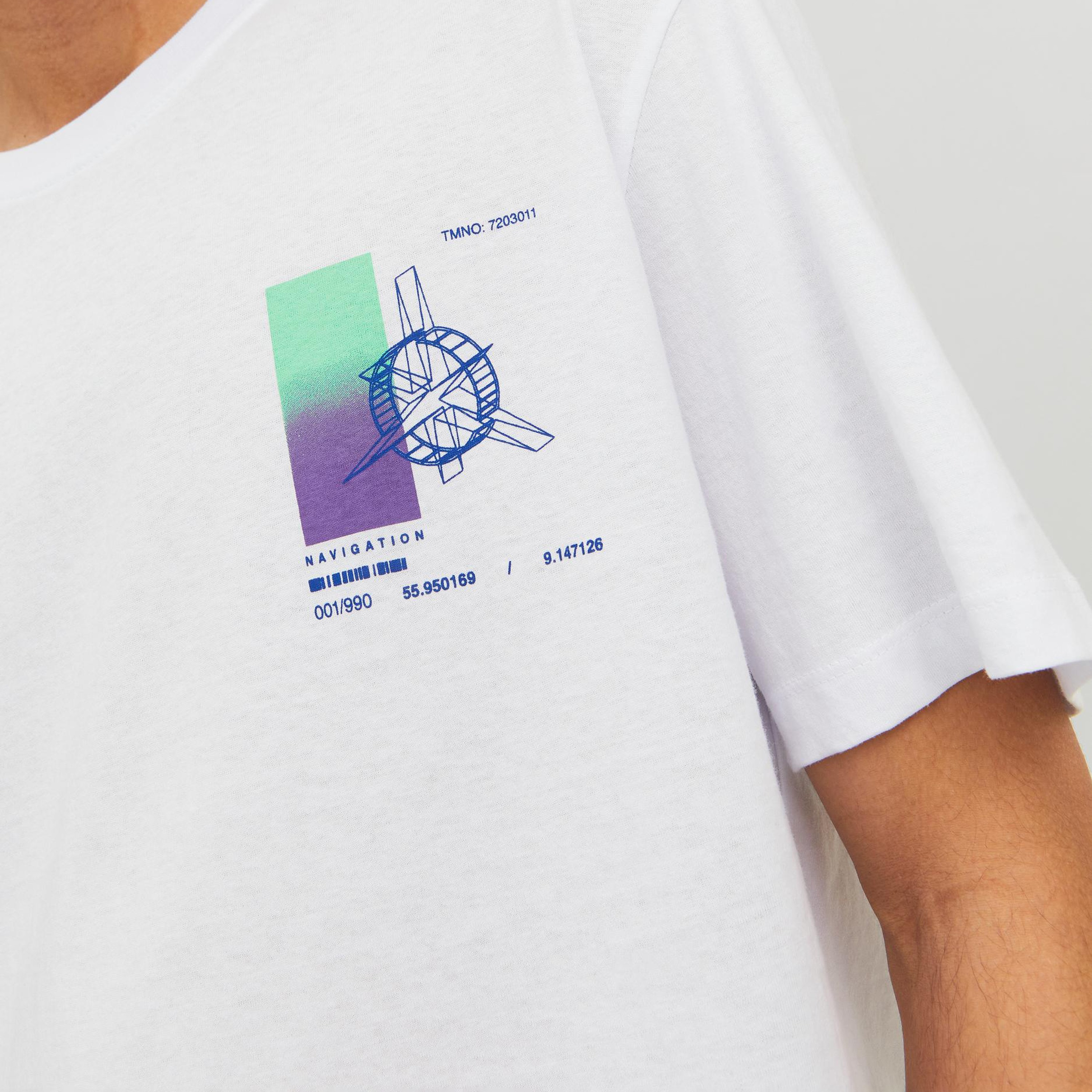  تي شيرت من جاك آند جونز مع جرافيك بأكمام قصيرة و ياقة مستديرة-men-clothing-tshirtsandpolos-tshirts-image-3