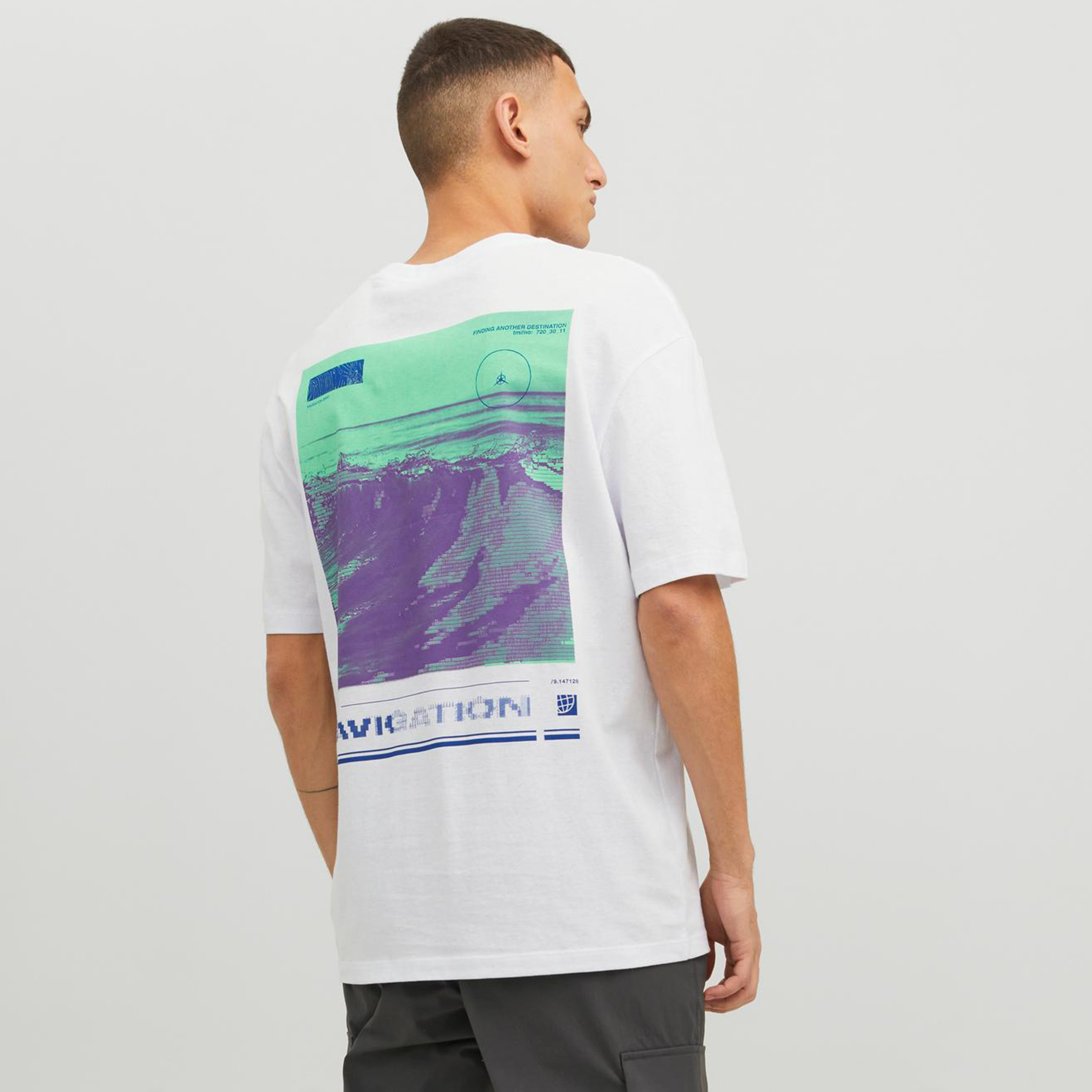  تي شيرت من جاك آند جونز مع جرافيك بأكمام قصيرة و ياقة مستديرة-men-clothing-tshirtsandpolos-tshirts-image-4