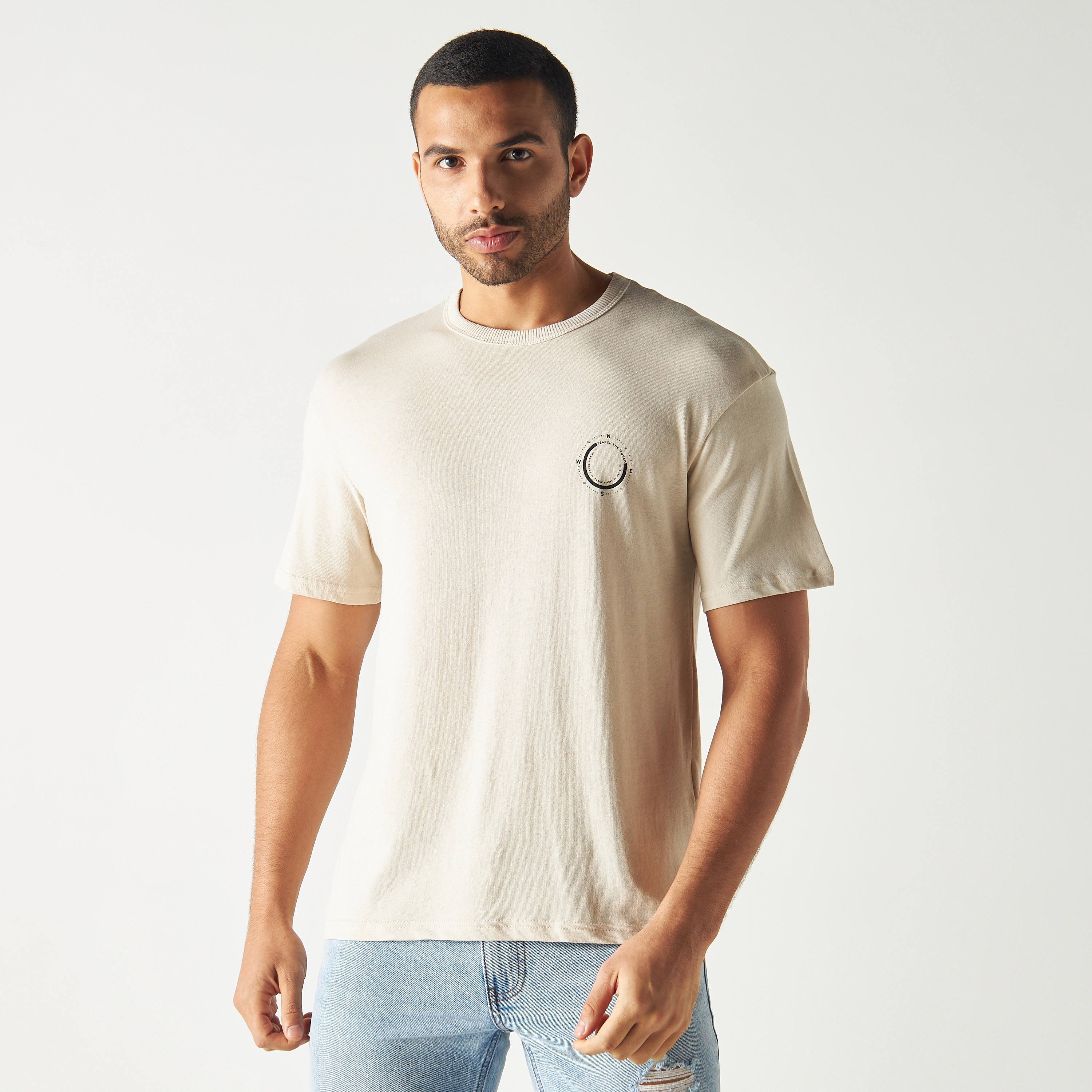  تي شيرت من جاك آند جونز مع جرافيك بأكمام قصيرة و ياقة مستديرة-men-clothing-tshirtsandpolos-tshirts-image-9