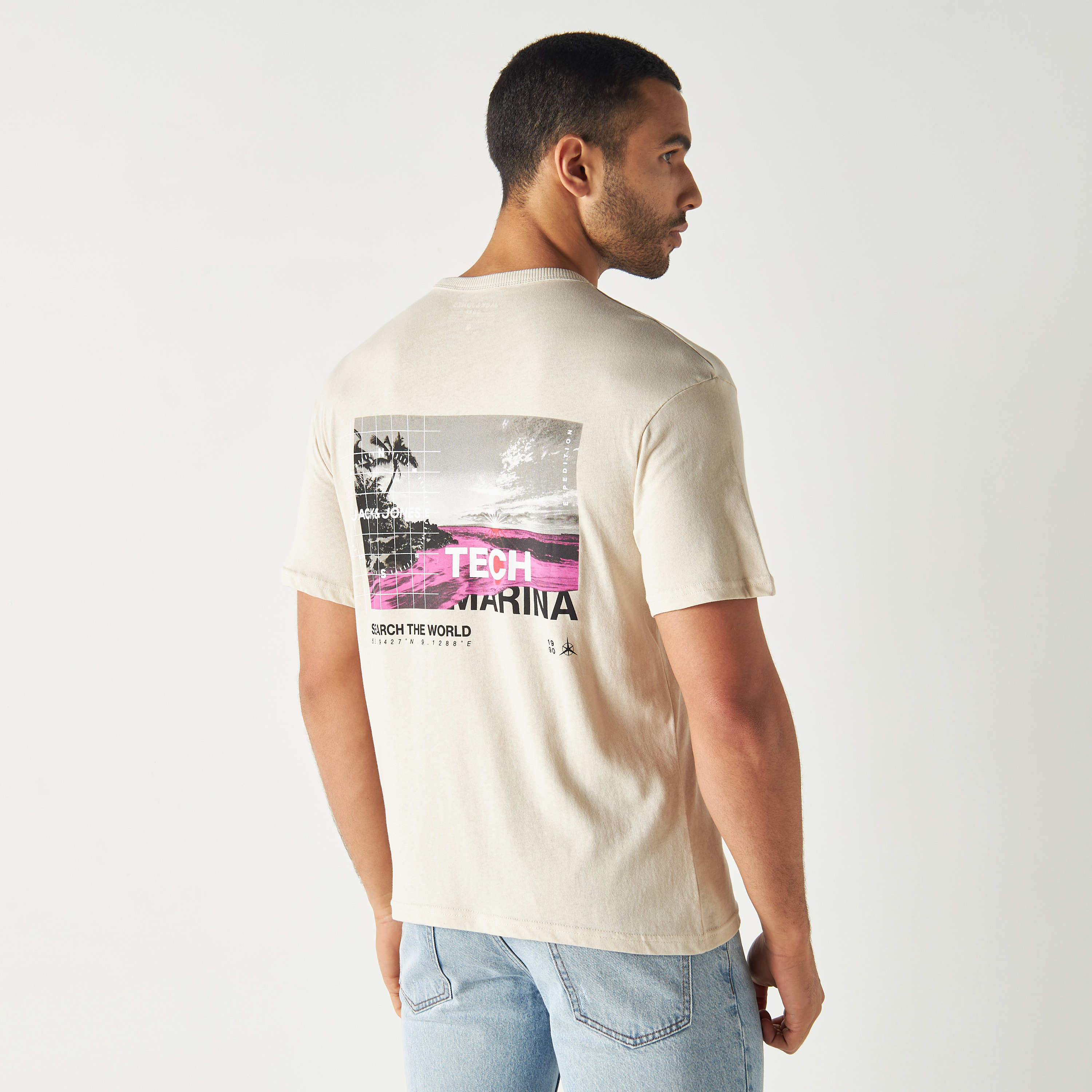  تي شيرت من جاك آند جونز مع جرافيك بأكمام قصيرة و ياقة مستديرة-men-clothing-tshirtsandpolos-tshirts-image-11