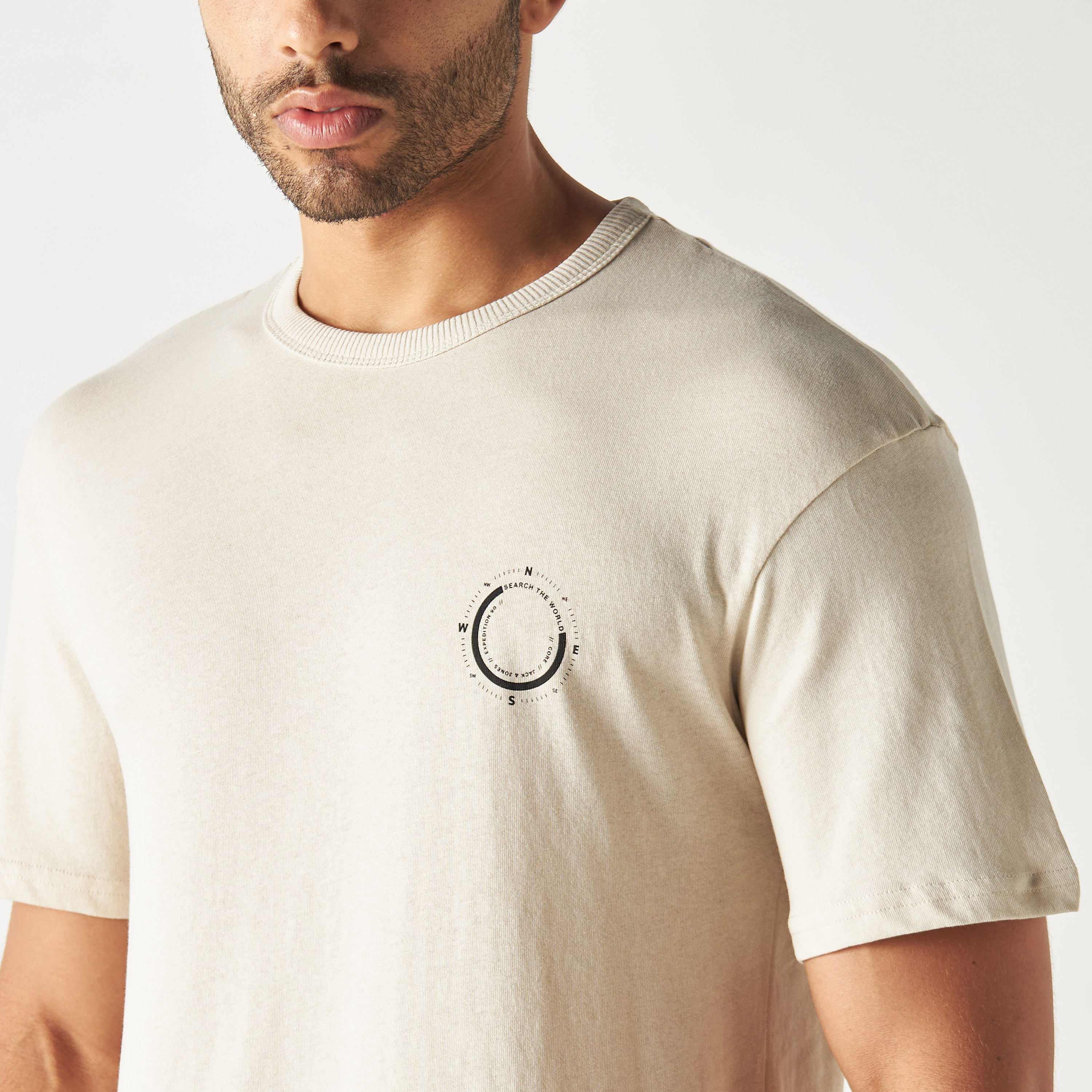  تي شيرت من جاك آند جونز مع جرافيك بأكمام قصيرة و ياقة مستديرة-men-clothing-tshirtsandpolos-tshirts-image-12