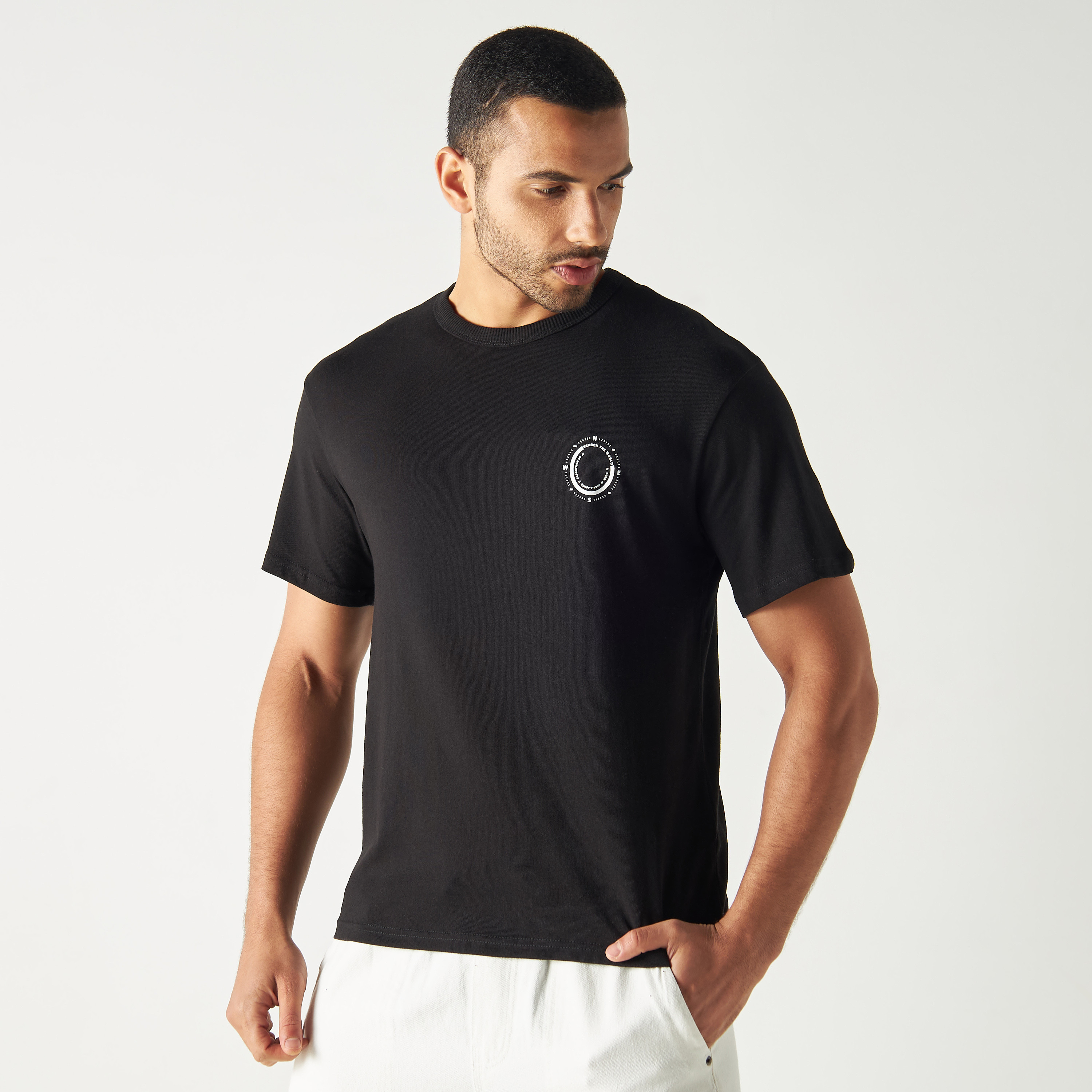  تي شيرت من جاك آند جونز مع جرافيك بأكمام قصيرة و ياقة مستديرة-men-clothing-tshirtsandpolos-tshirts-image-1