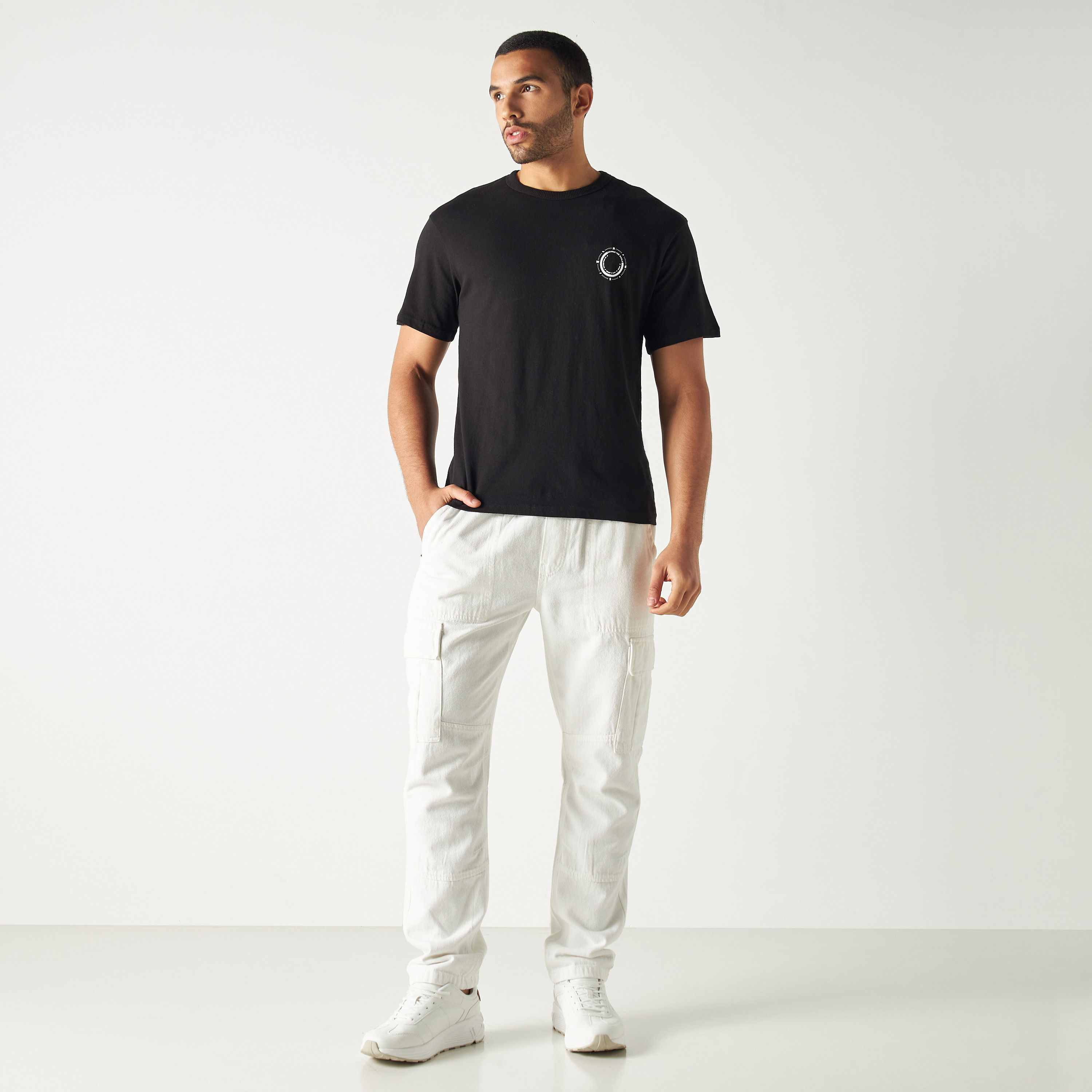  تي شيرت من جاك آند جونز مع جرافيك بأكمام قصيرة و ياقة مستديرة-men-clothing-tshirtsandpolos-tshirts-image-2