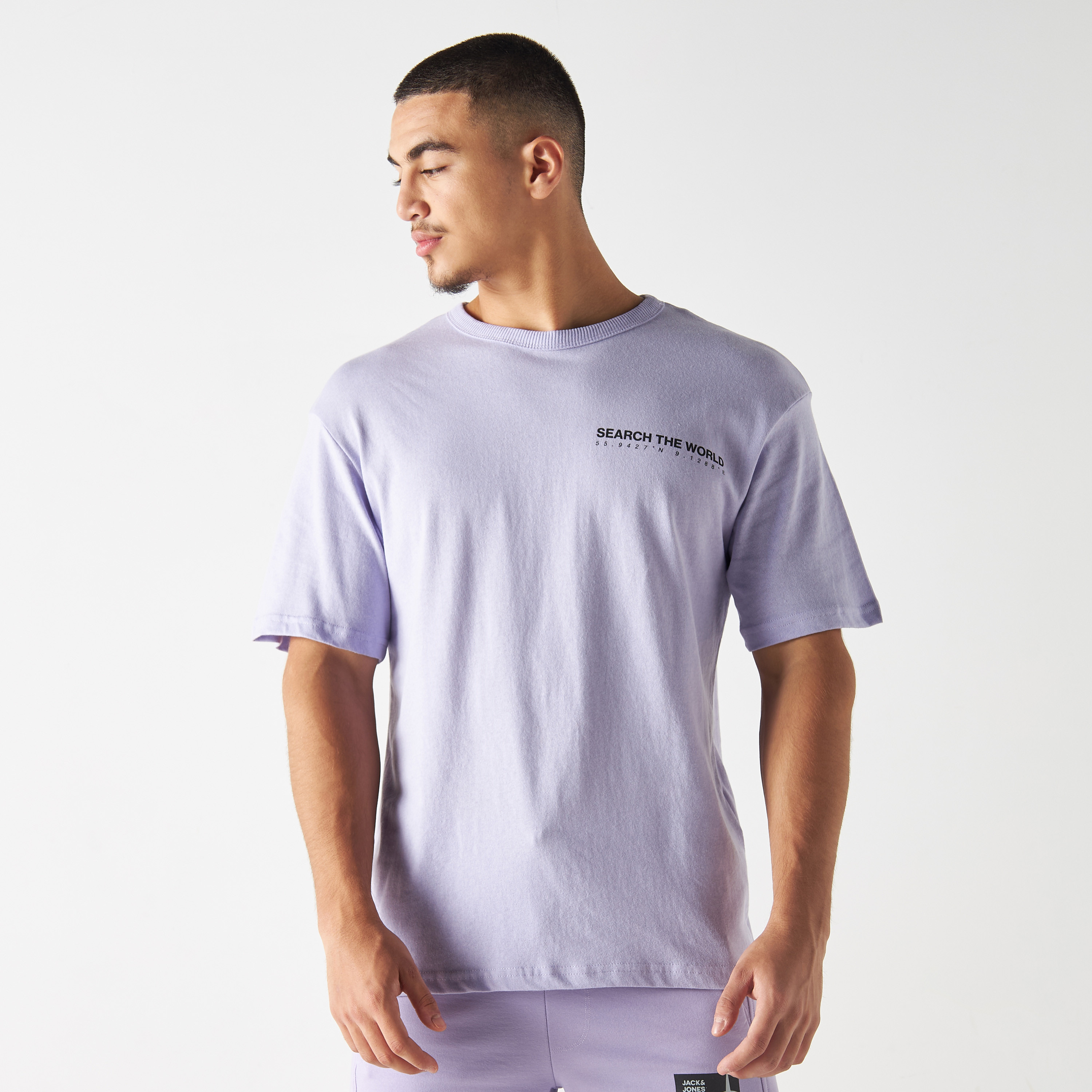  تي شيرت من جاك آند جونز مع جرافيك بأكمام قصيرة و ياقة مستديرة-men-clothing-tshirtsandpolos-tshirts-image-13