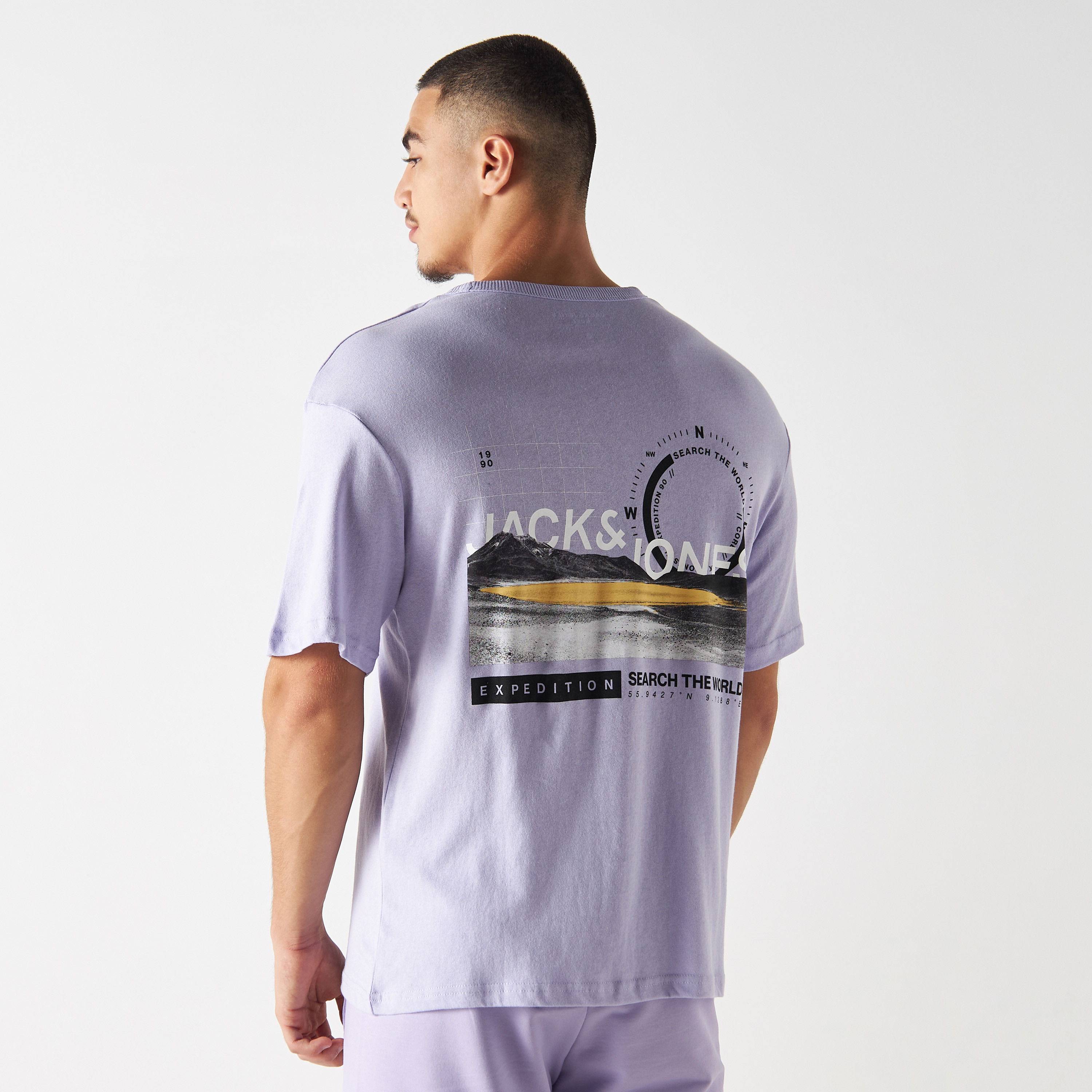  تي شيرت من جاك آند جونز مع جرافيك بأكمام قصيرة و ياقة مستديرة-men-clothing-tshirtsandpolos-tshirts-image-15