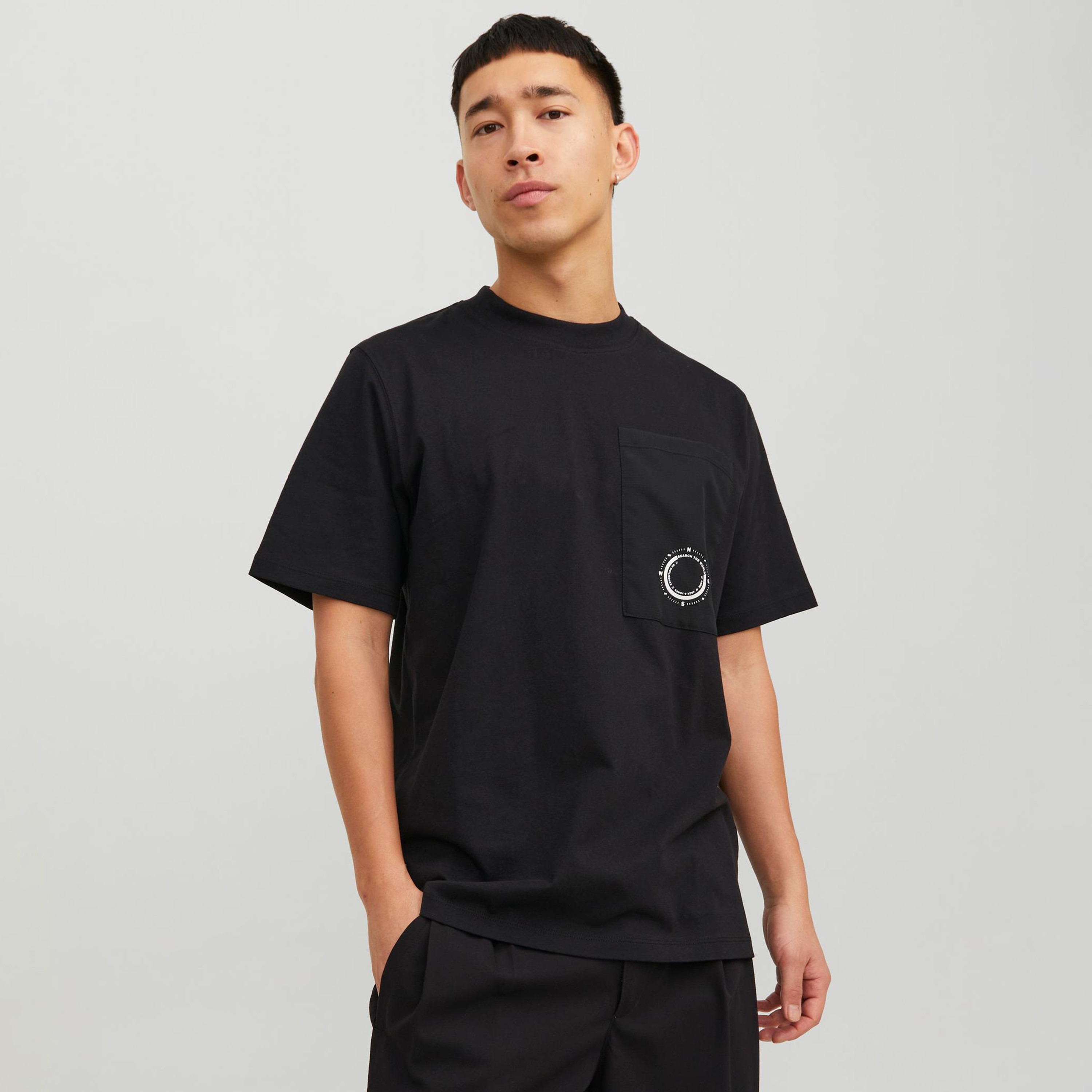 تي شيرت من جاك آند جونز بأكمام قصيرة و ياقة دائرية مع باتش بوكيت -men-clothing-tshirtsandpolos-tshirts-image-1