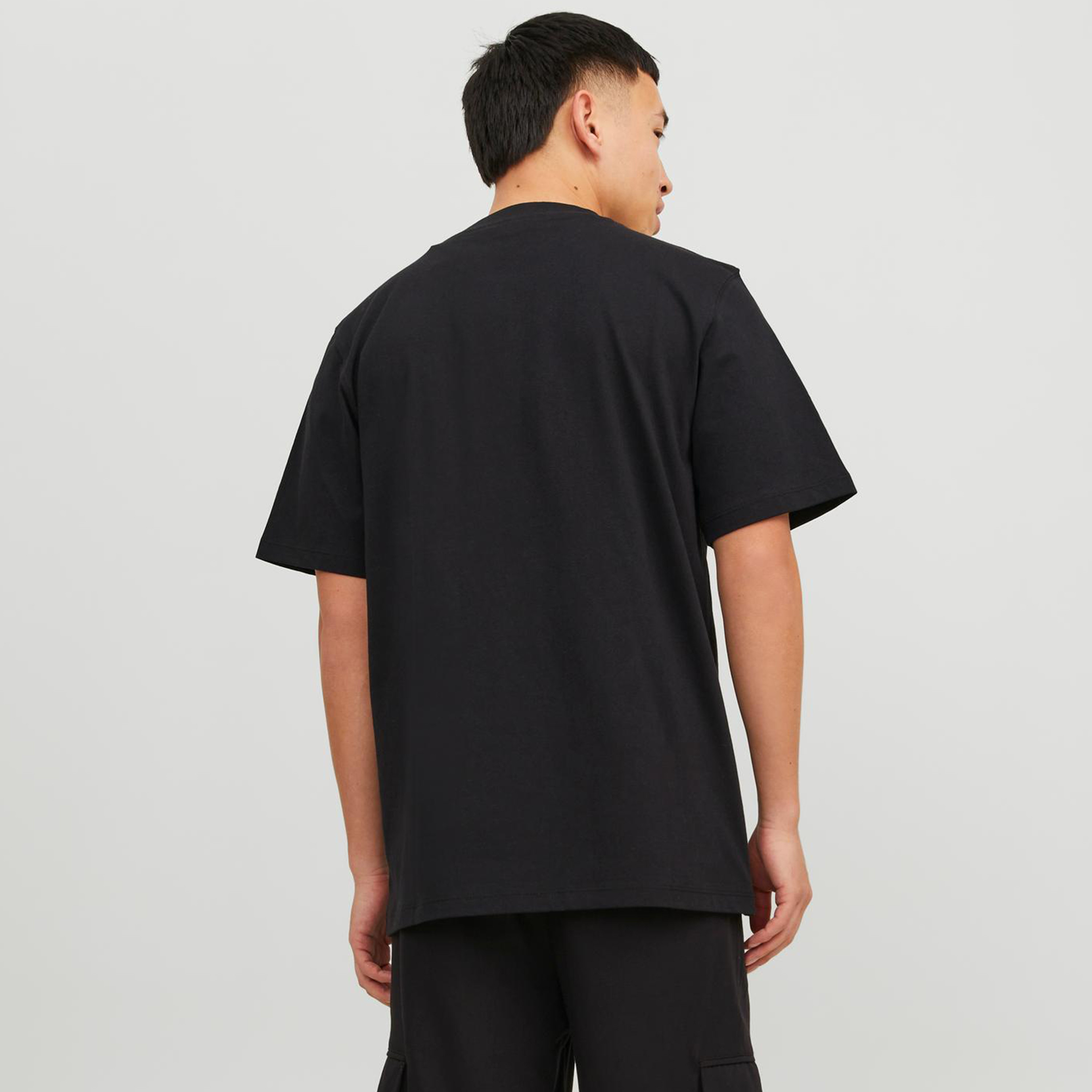 تي شيرت من جاك آند جونز بأكمام قصيرة و ياقة دائرية مع باتش بوكيت -men-clothing-tshirtsandpolos-tshirts-image-4