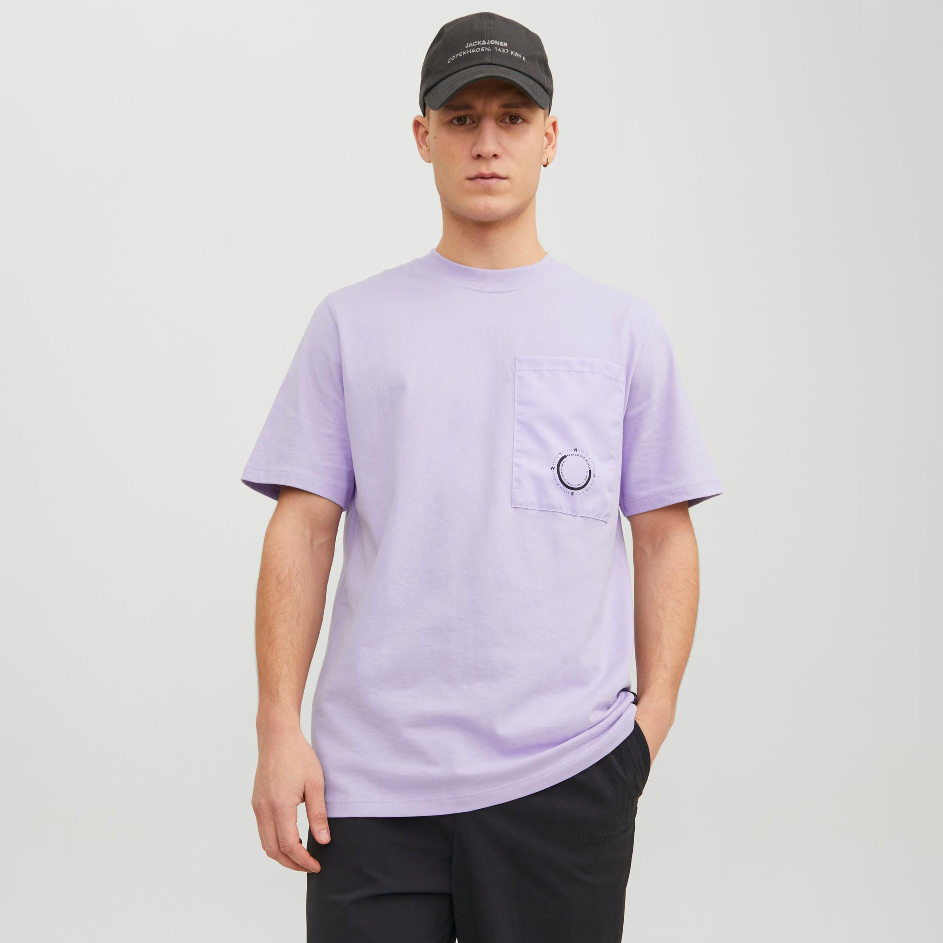 تي شيرت من جاك آند جونز بأكمام قصيرة و ياقة دائرية مع باتش بوكيت -men-clothing-tshirtsandpolos-tshirts-image-5