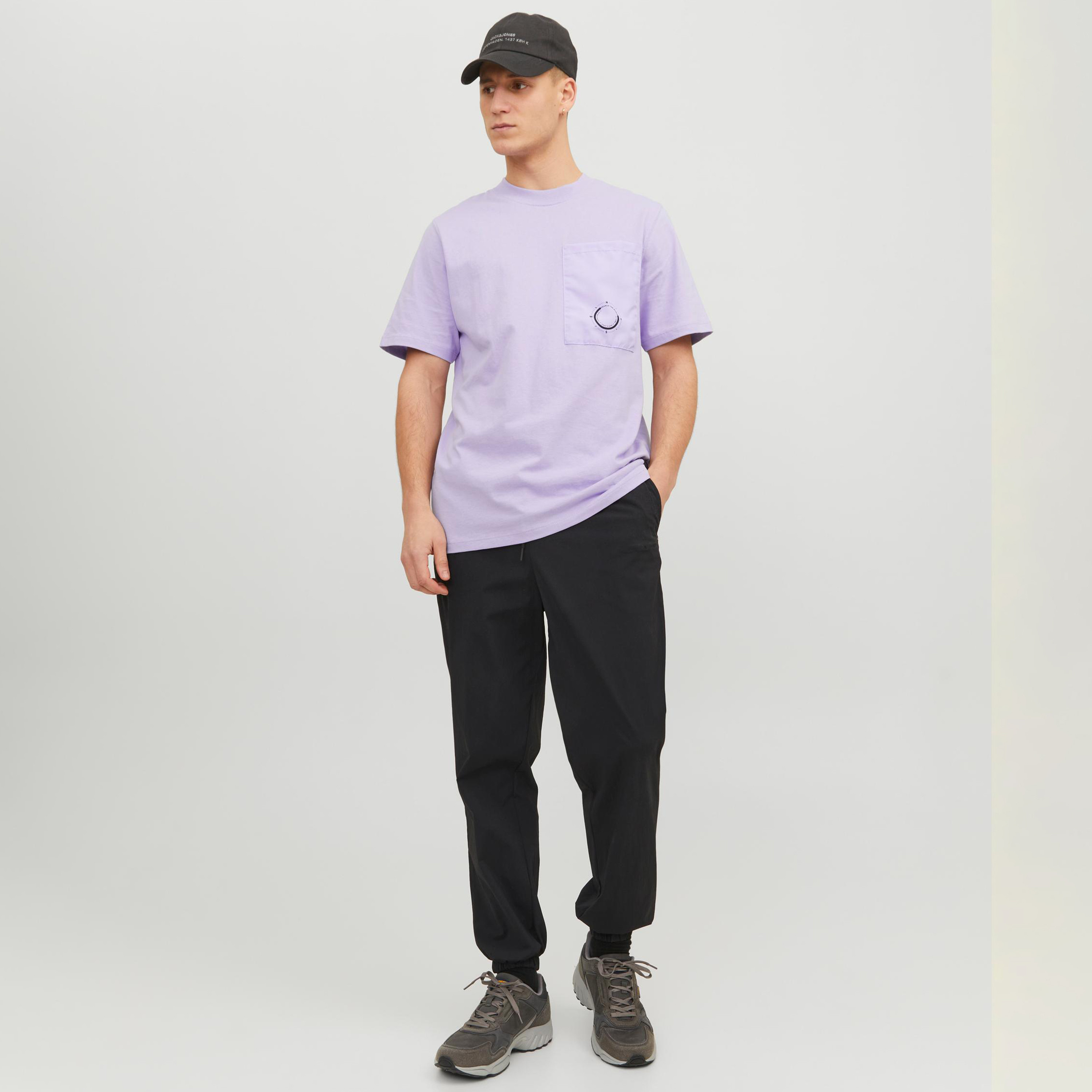 تي شيرت من جاك آند جونز بأكمام قصيرة و ياقة دائرية مع باتش بوكيت -men-clothing-tshirtsandpolos-tshirts-image-6