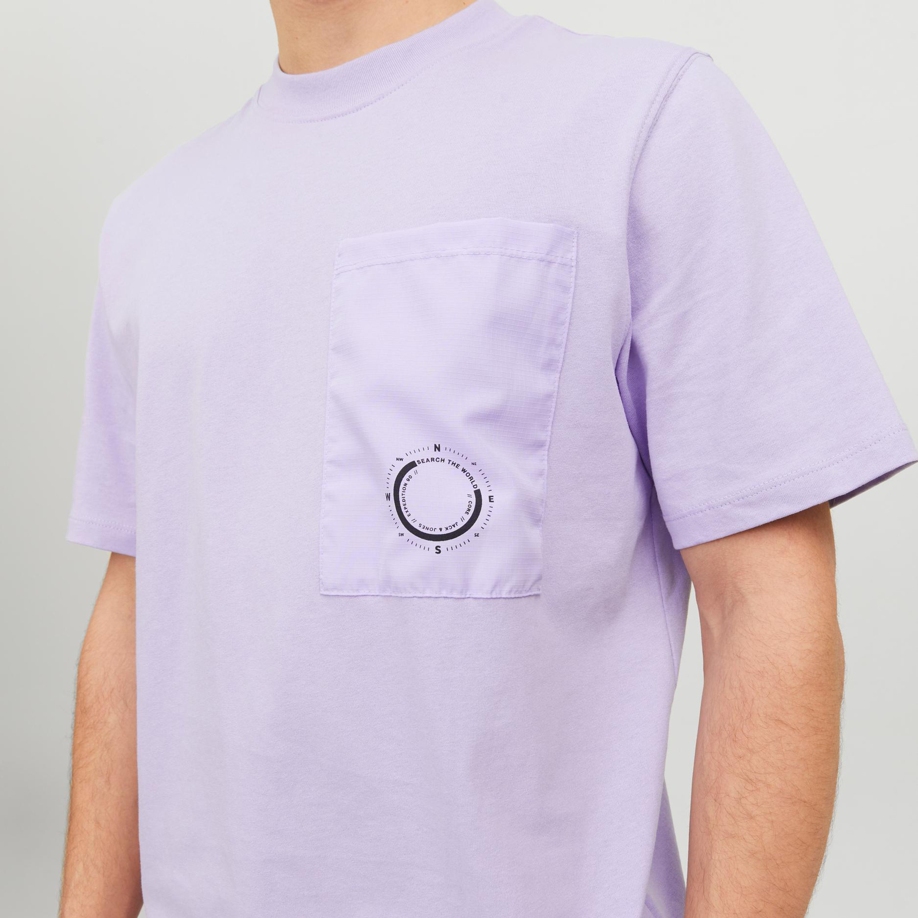 تي شيرت من جاك آند جونز بأكمام قصيرة و ياقة دائرية مع باتش بوكيت -men-clothing-tshirtsandpolos-tshirts-image-7