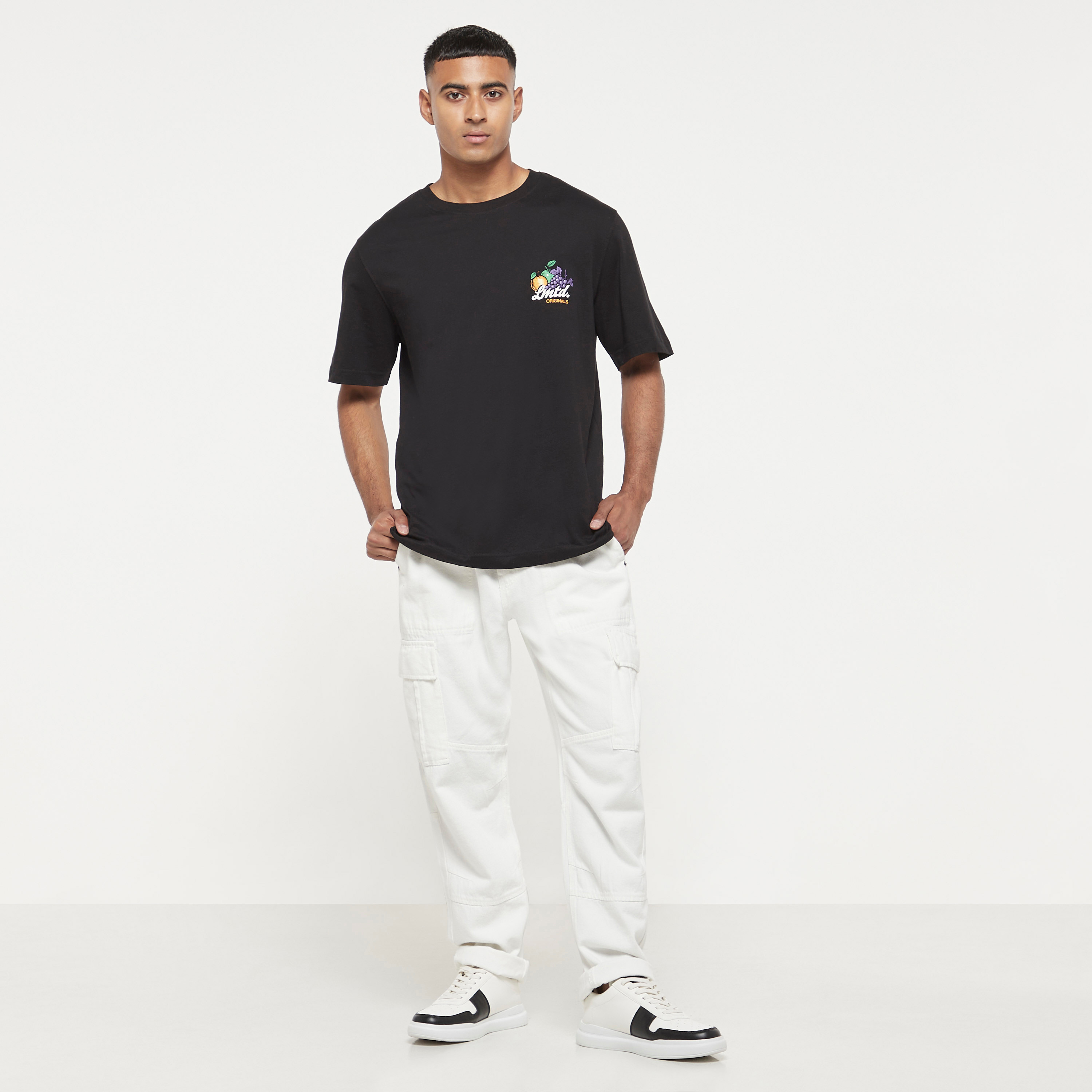 تي شيرت من جاك آند جونز مع جرافيك بأكمام قصيرة و ياقة مستديرة -men-clothing-tshirtsandpolos-tshirts-image-2