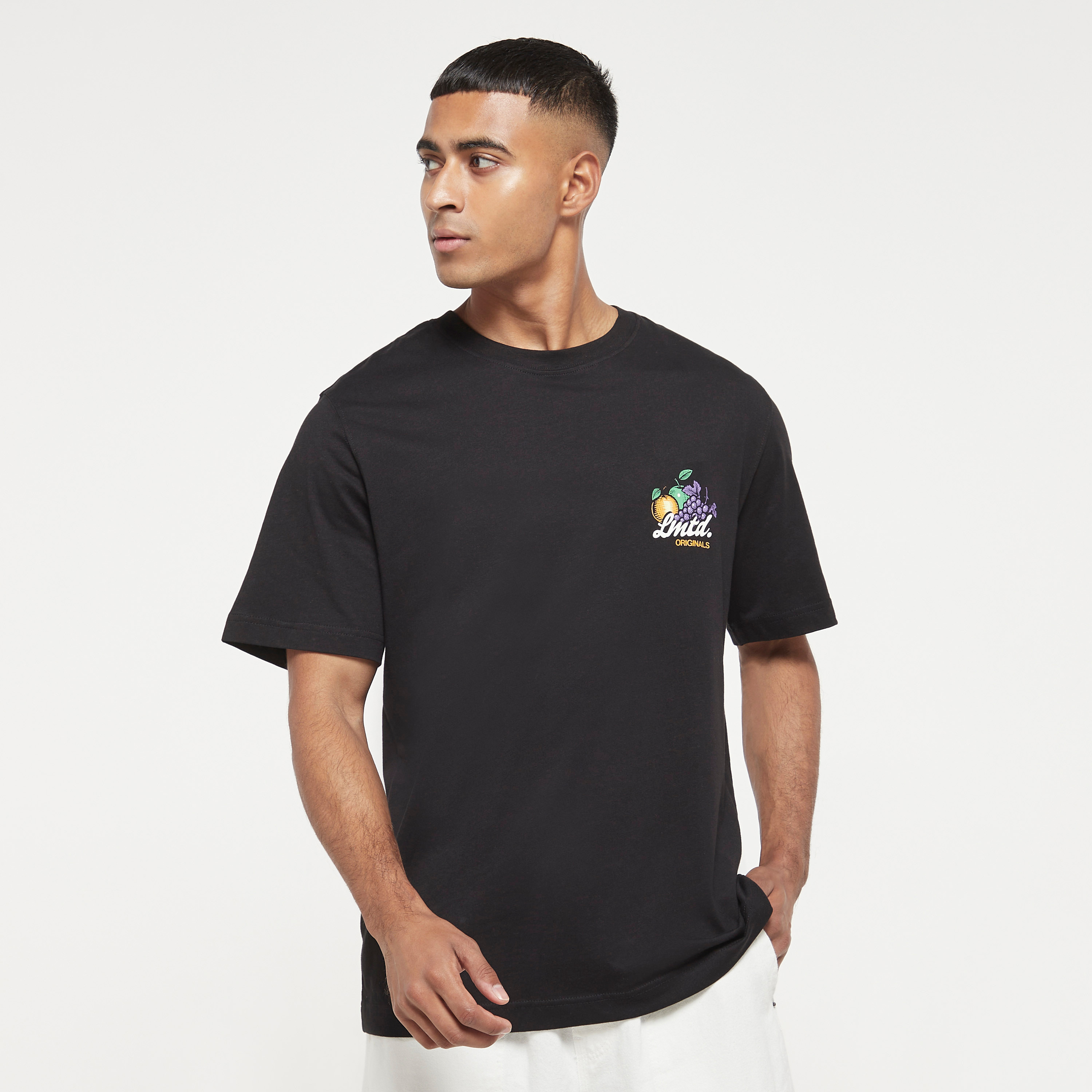 تي شيرت من جاك آند جونز مع جرافيك بأكمام قصيرة و ياقة مستديرة -men-clothing-tshirtsandpolos-tshirts-image-3