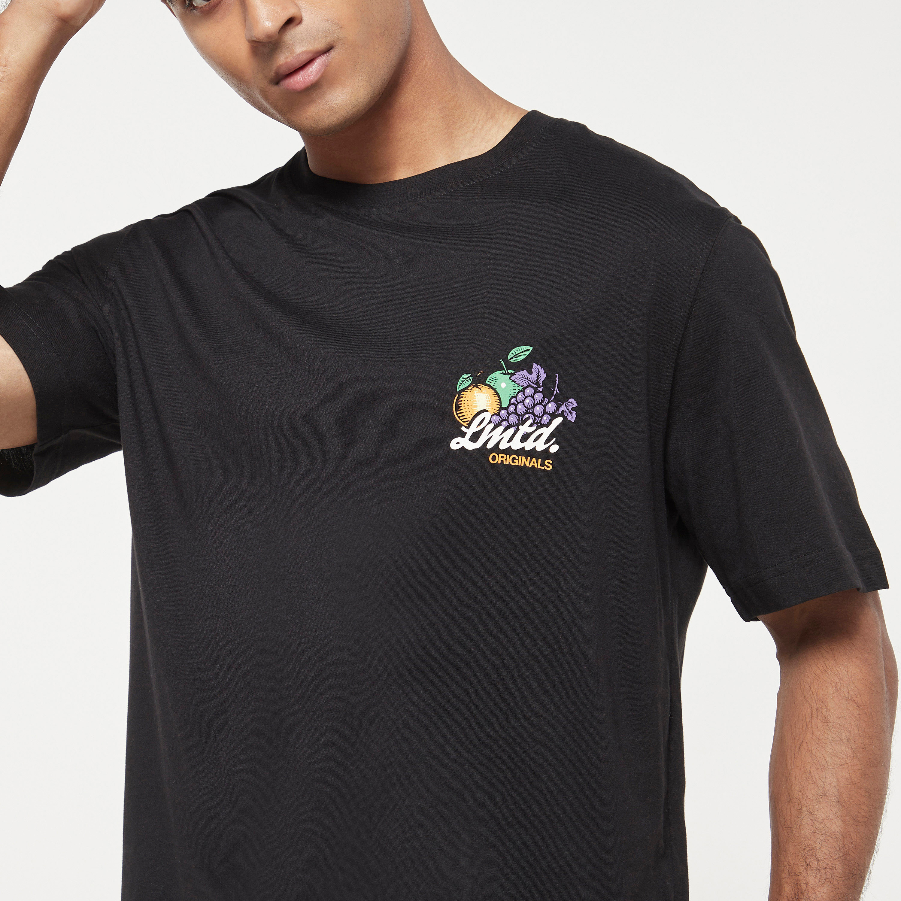 تي شيرت من جاك آند جونز مع جرافيك بأكمام قصيرة و ياقة مستديرة -men-clothing-tshirtsandpolos-tshirts-image-4