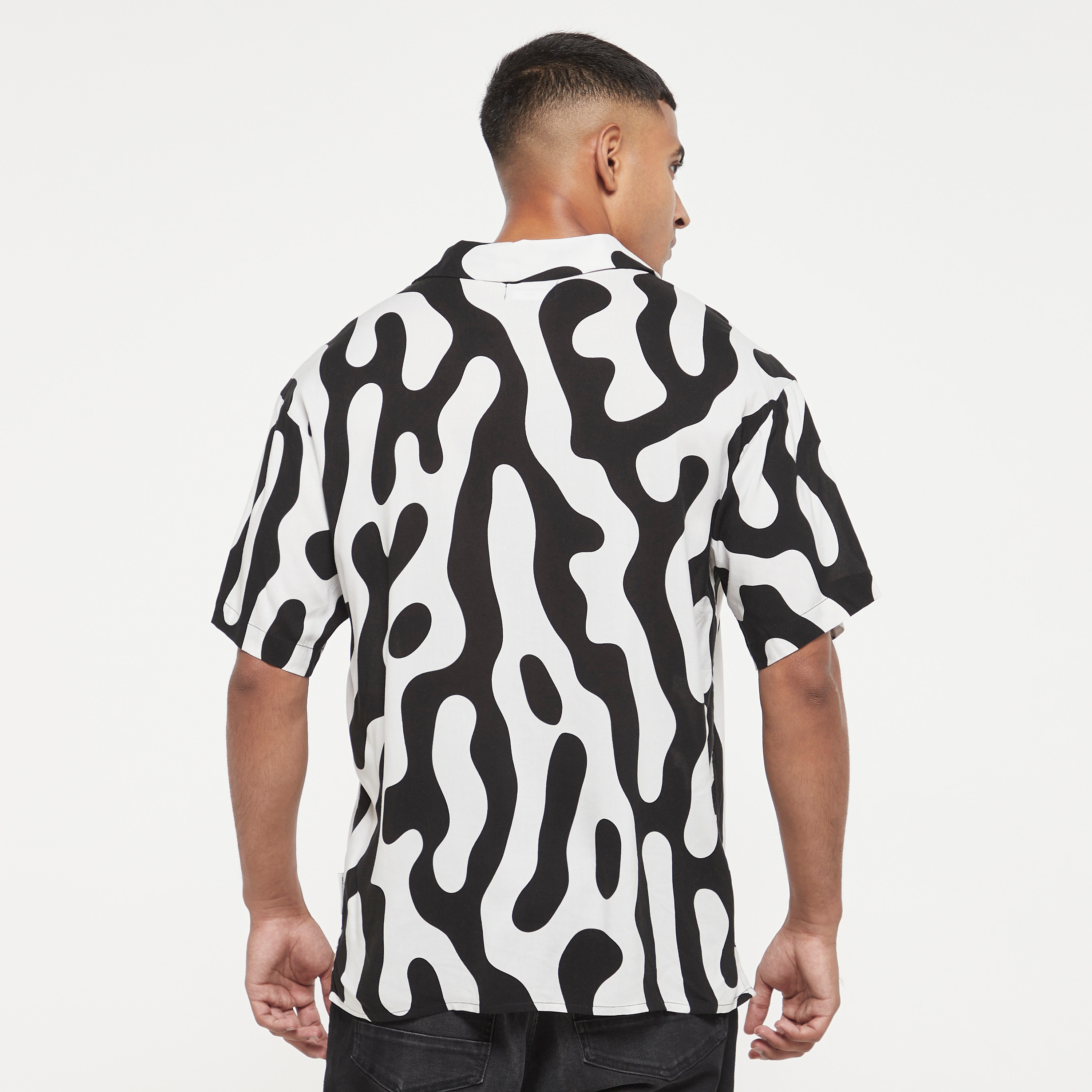 قميص كاجوال من جاك آند جونز بياقة كوبية وأكمام قصيرة مع طبعة -men-clothing-shirts-image-7