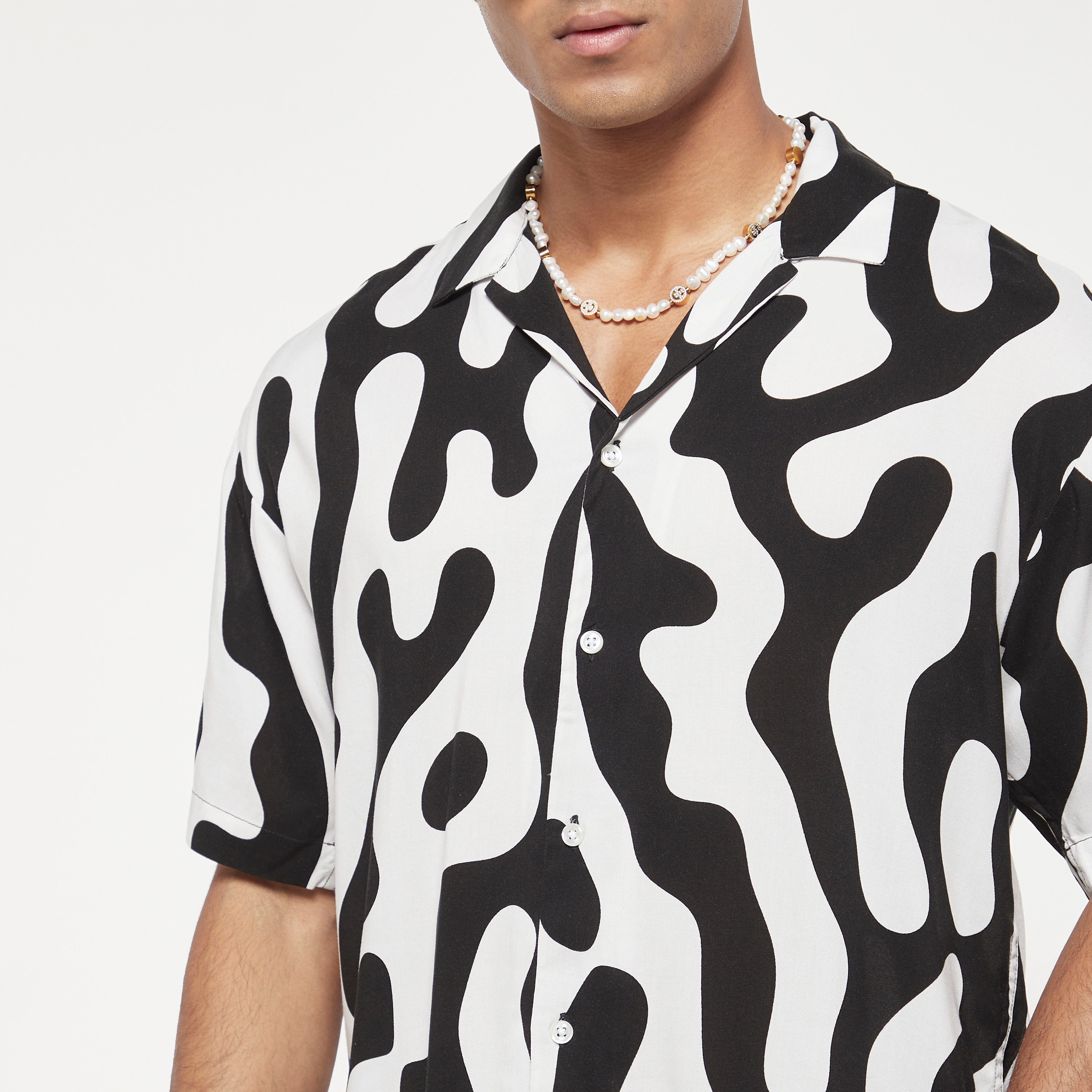 قميص كاجوال من جاك آند جونز بياقة كوبية وأكمام قصيرة مع طبعة -men-clothing-shirts-image-8