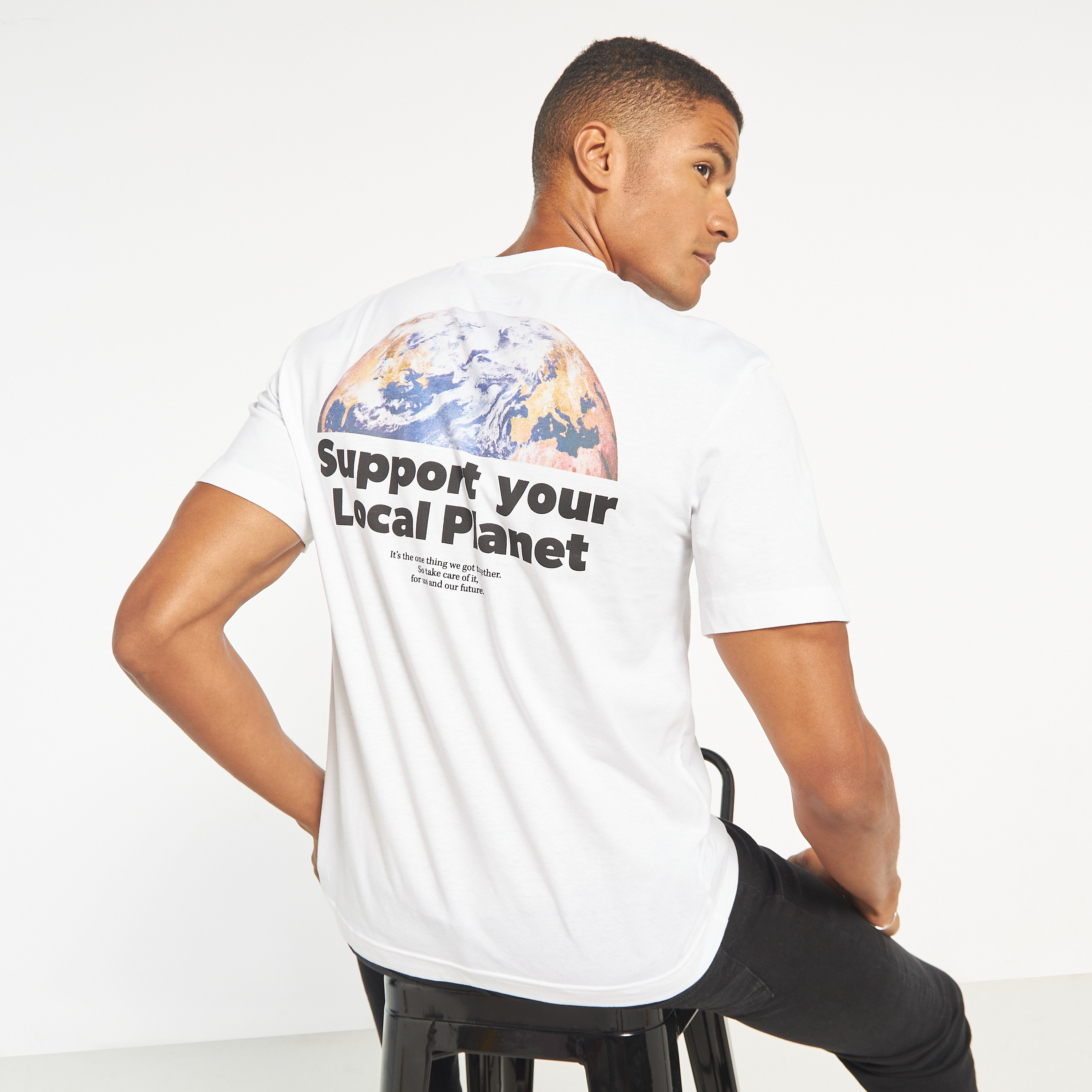 تي شيرت من جاك آند جونز مع مطبوع بأكمام قصيرة و ياقة مستديرة -men-clothing-tshirtsandpolos-tshirts-image-1