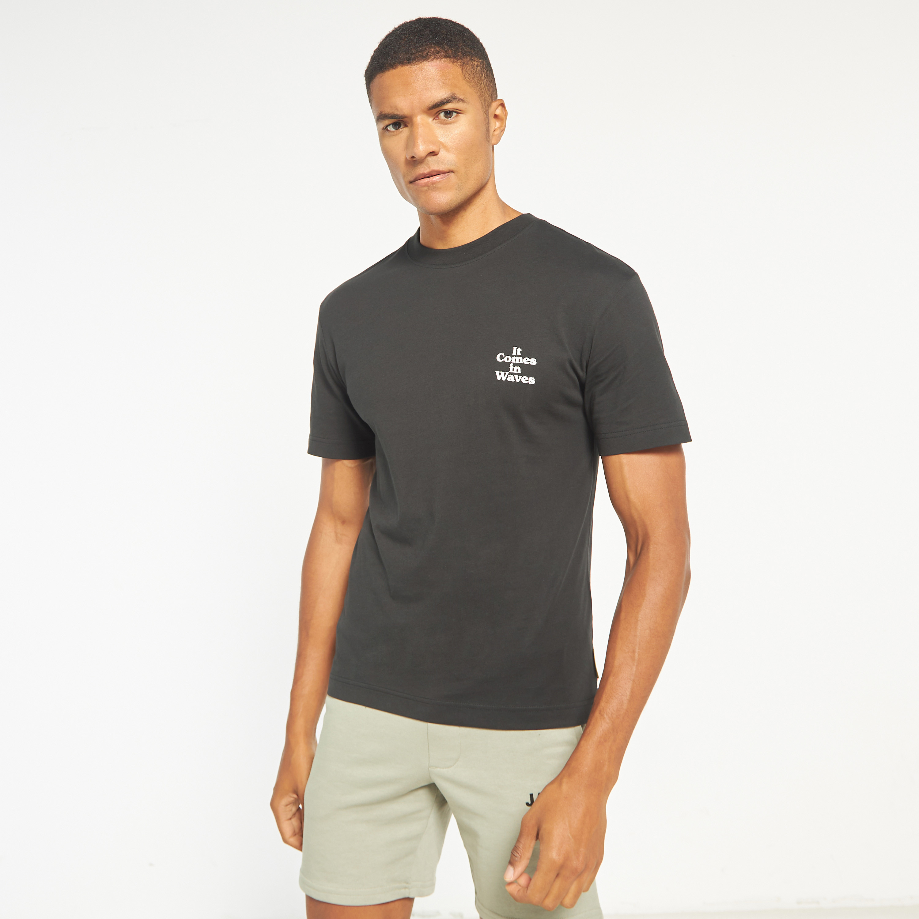 تي شيرت من جاك آند جونز مع مطبوع بأكمام قصيرة و ياقة مستديرة -men-clothing-tshirtsandpolos-tshirts-image-15