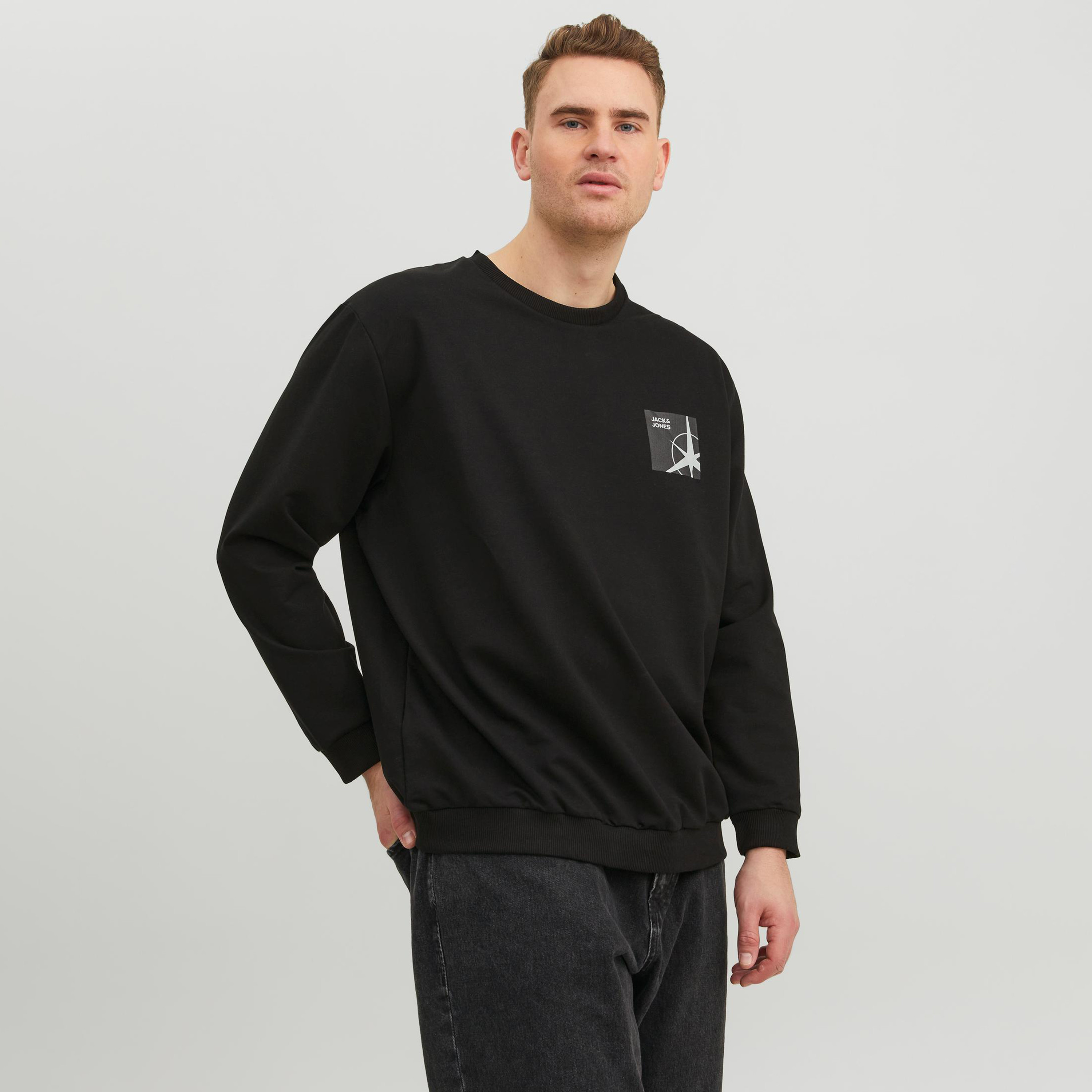 سويت شيرت من جاك آند جونز مطبوع بأكمام طويلة وياقة مستديرة-men-winterwear-hoodiesandsweatshirts-image-1