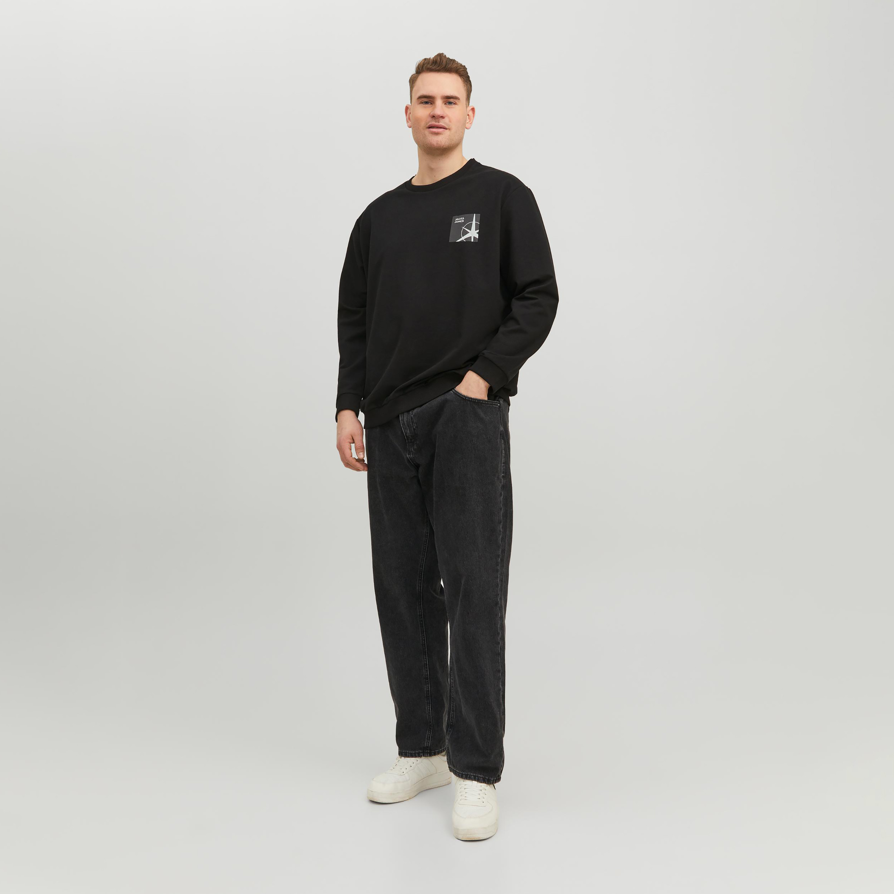 سويت شيرت من جاك آند جونز مطبوع بأكمام طويلة وياقة مستديرة-men-winterwear-hoodiesandsweatshirts-image-2
