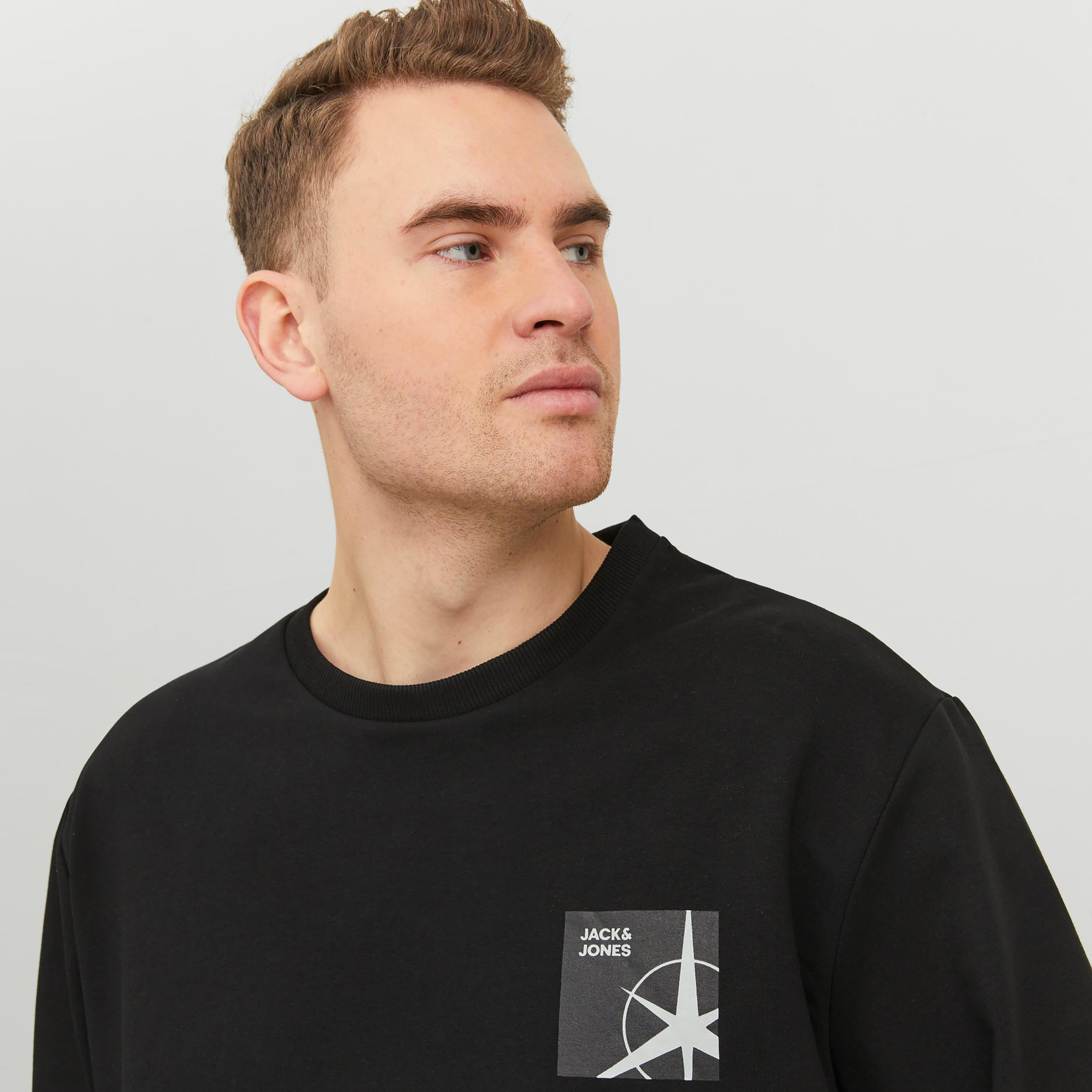 سويت شيرت من جاك آند جونز مطبوع بأكمام طويلة وياقة مستديرة-men-winterwear-hoodiesandsweatshirts-image-3