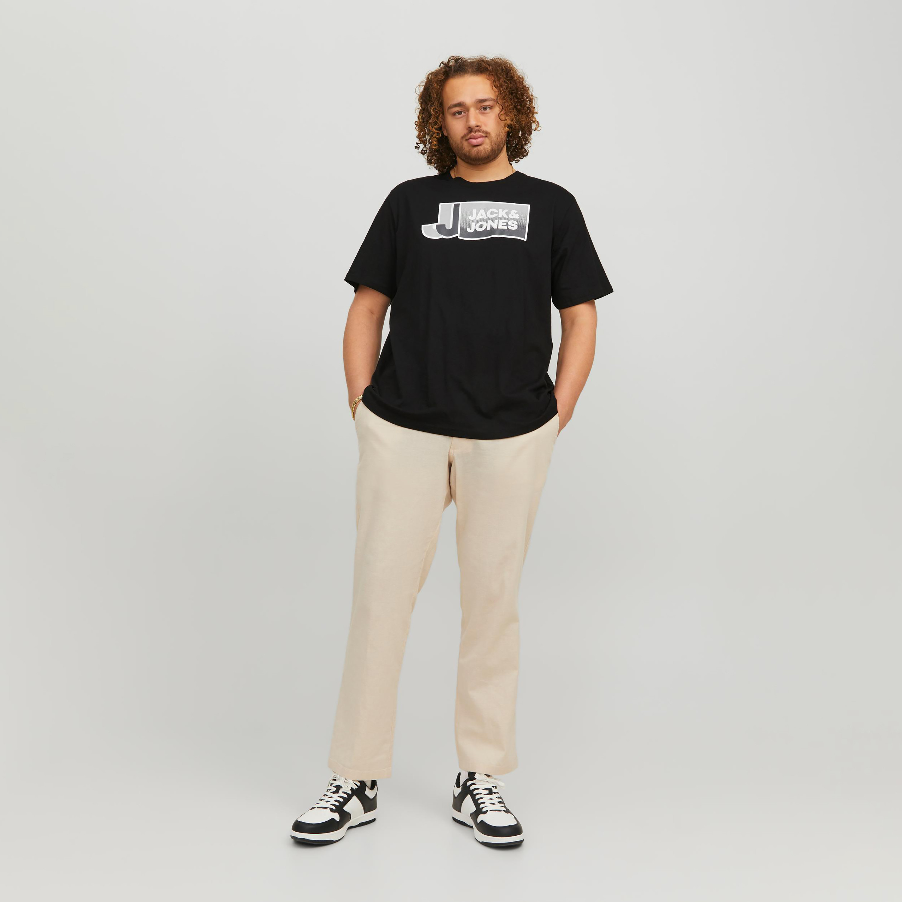 تي شيرت من جاك آند جونز مطبوع بأكمام قصيرة و ياقة مستديرة-men-clothing-tshirtsandpolos-tshirts-image-2