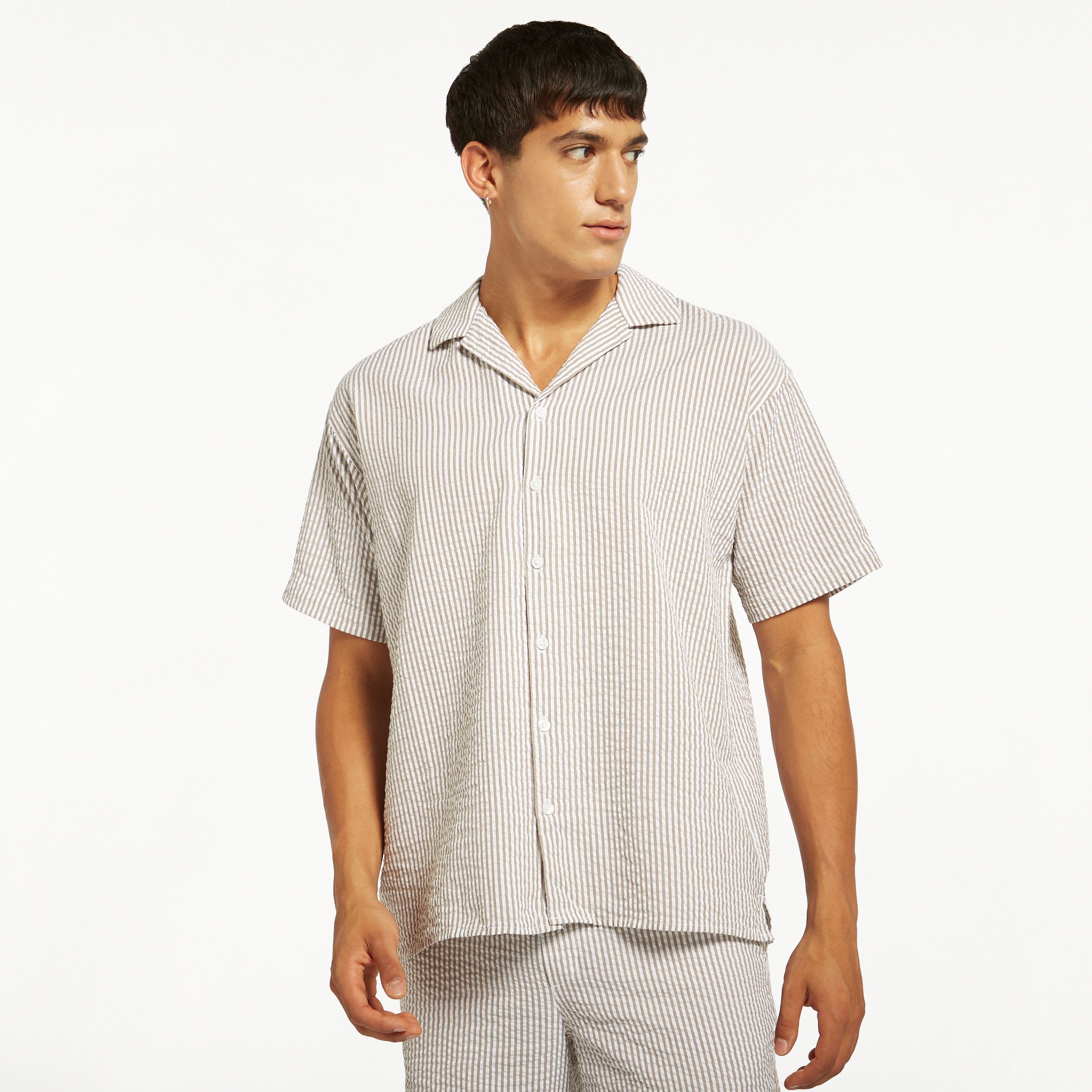قميص كاجوال من جاك آند جونز بياقة كوبية وأكمام قصيرة مع مخطط -men-clothing-shirts-image-5