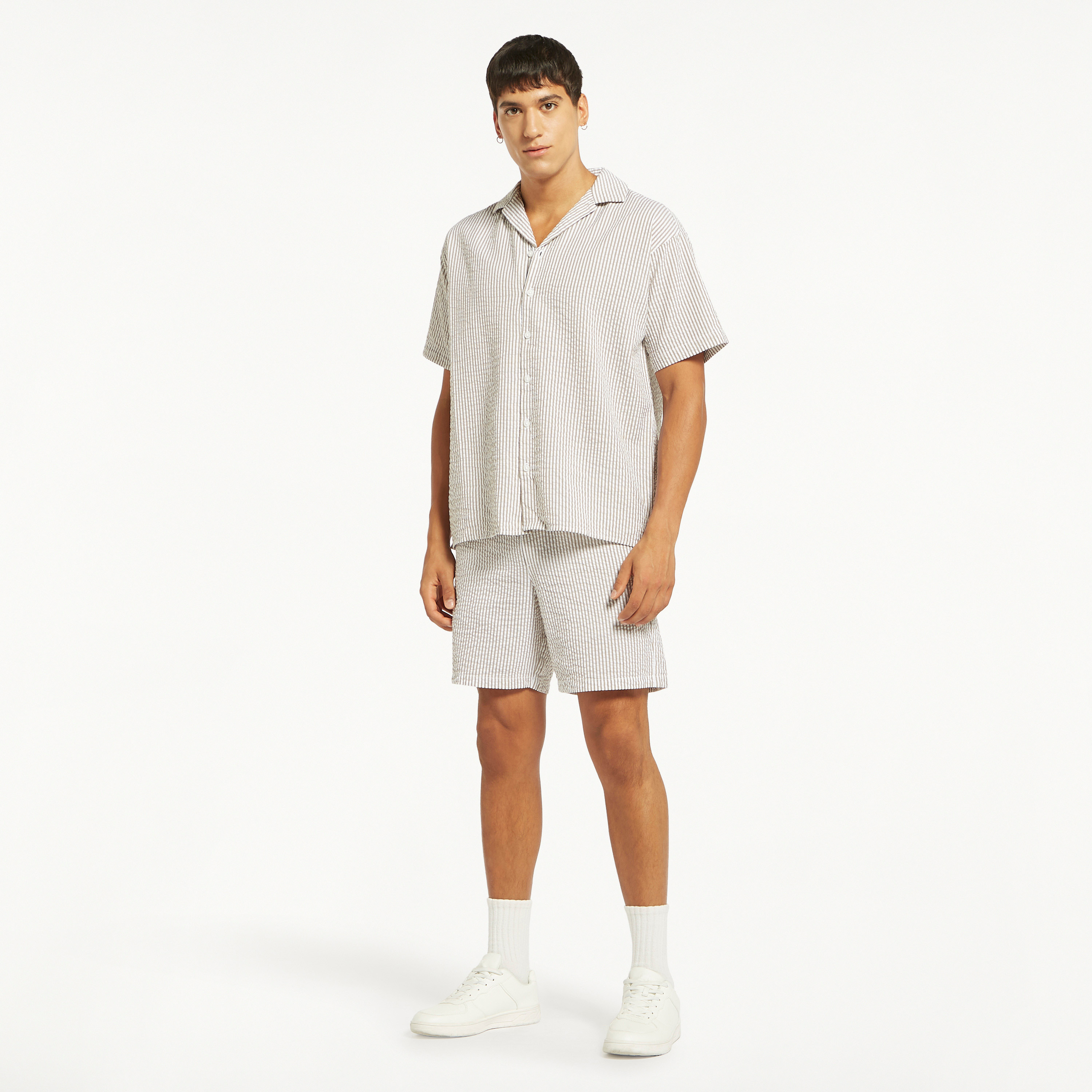 قميص كاجوال من جاك آند جونز بياقة كوبية وأكمام قصيرة مع مخطط -men-clothing-shirts-image-6
