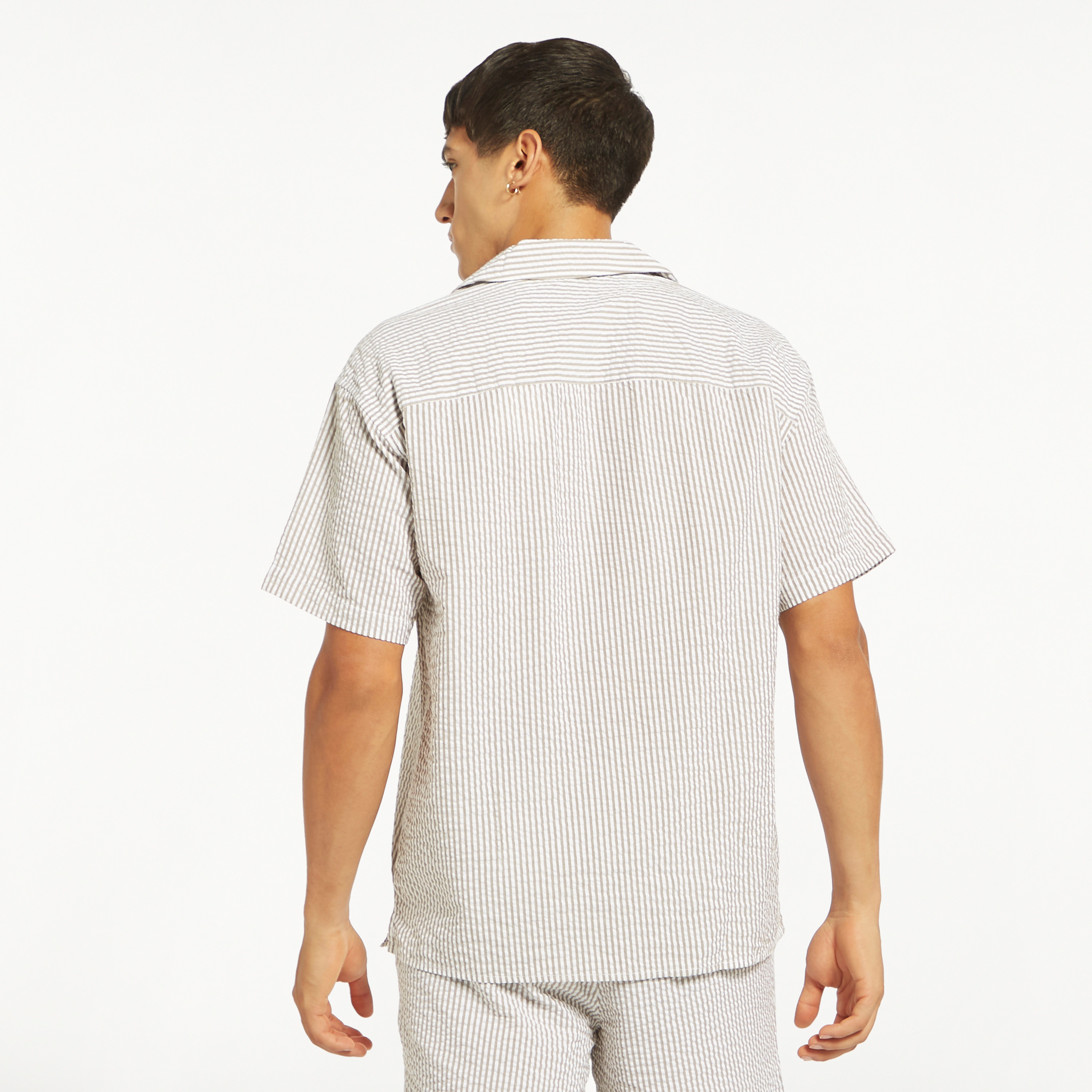 قميص كاجوال من جاك آند جونز بياقة كوبية وأكمام قصيرة مع مخطط -men-clothing-shirts-image-7