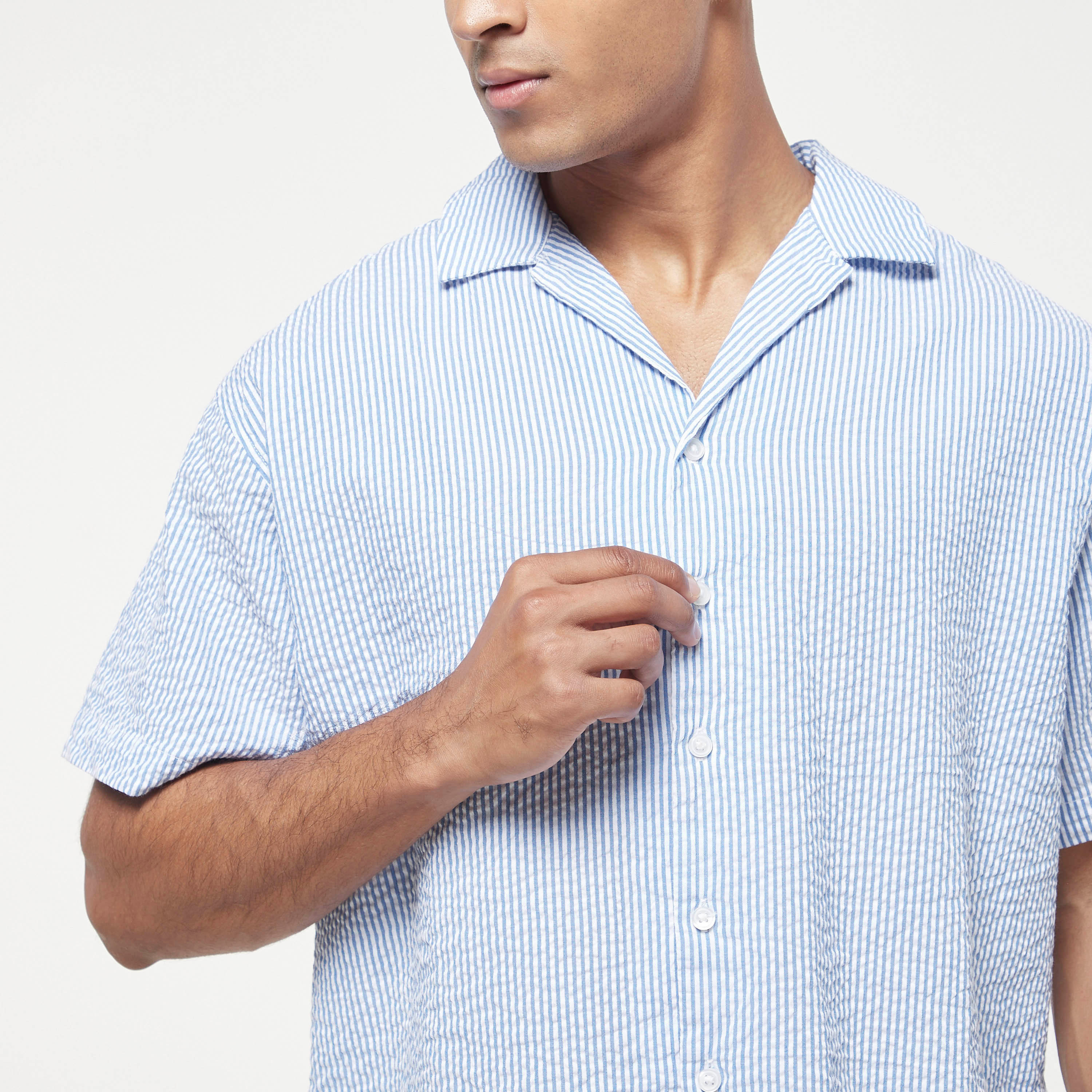 قميص كاجوال من جاك آند جونز بياقة كوبية وأكمام قصيرة مع مخطط -men-clothing-shirts-image-4