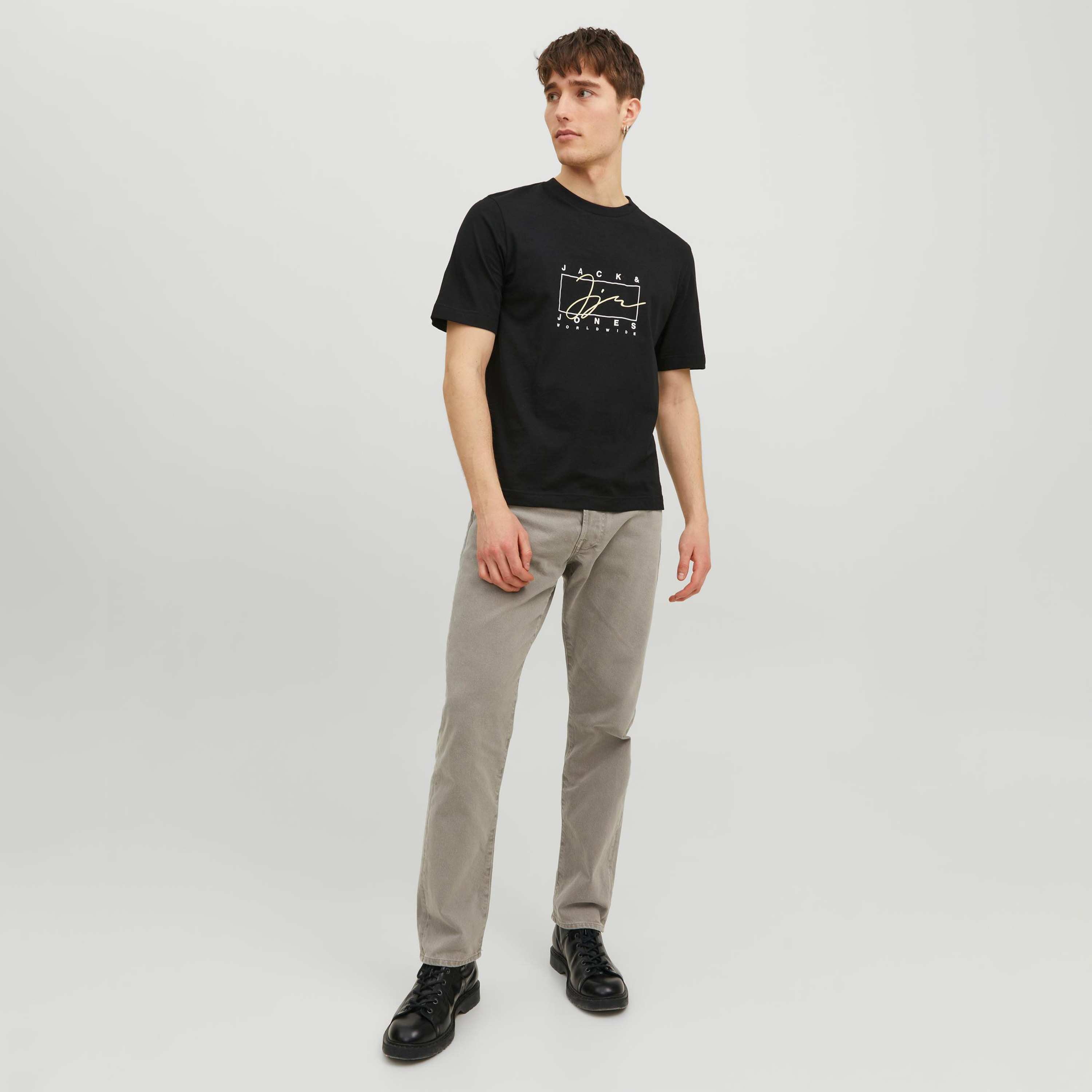  تي شيرت من جاك آند جونز مع شعار بأكمام قصيرة و ياقة مستديرة-men-clothing-tshirtsandpolos-tshirts-image-6