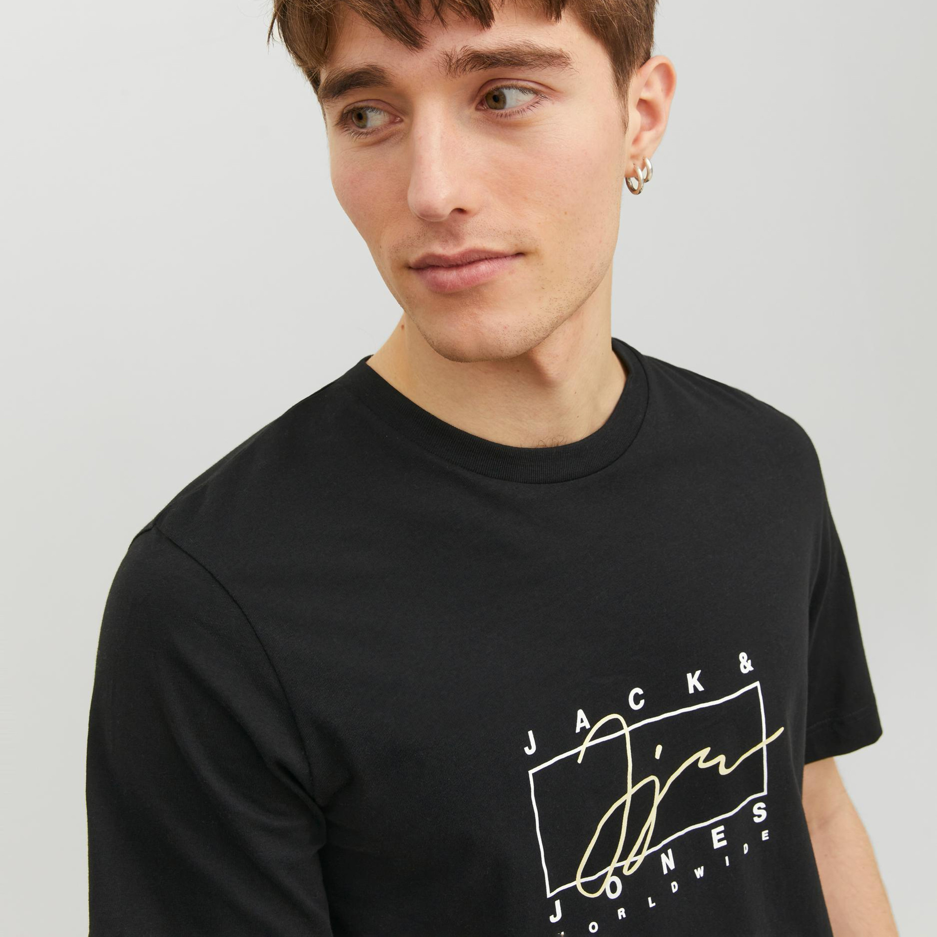  تي شيرت من جاك آند جونز مع شعار بأكمام قصيرة و ياقة مستديرة-men-clothing-tshirtsandpolos-tshirts-image-7