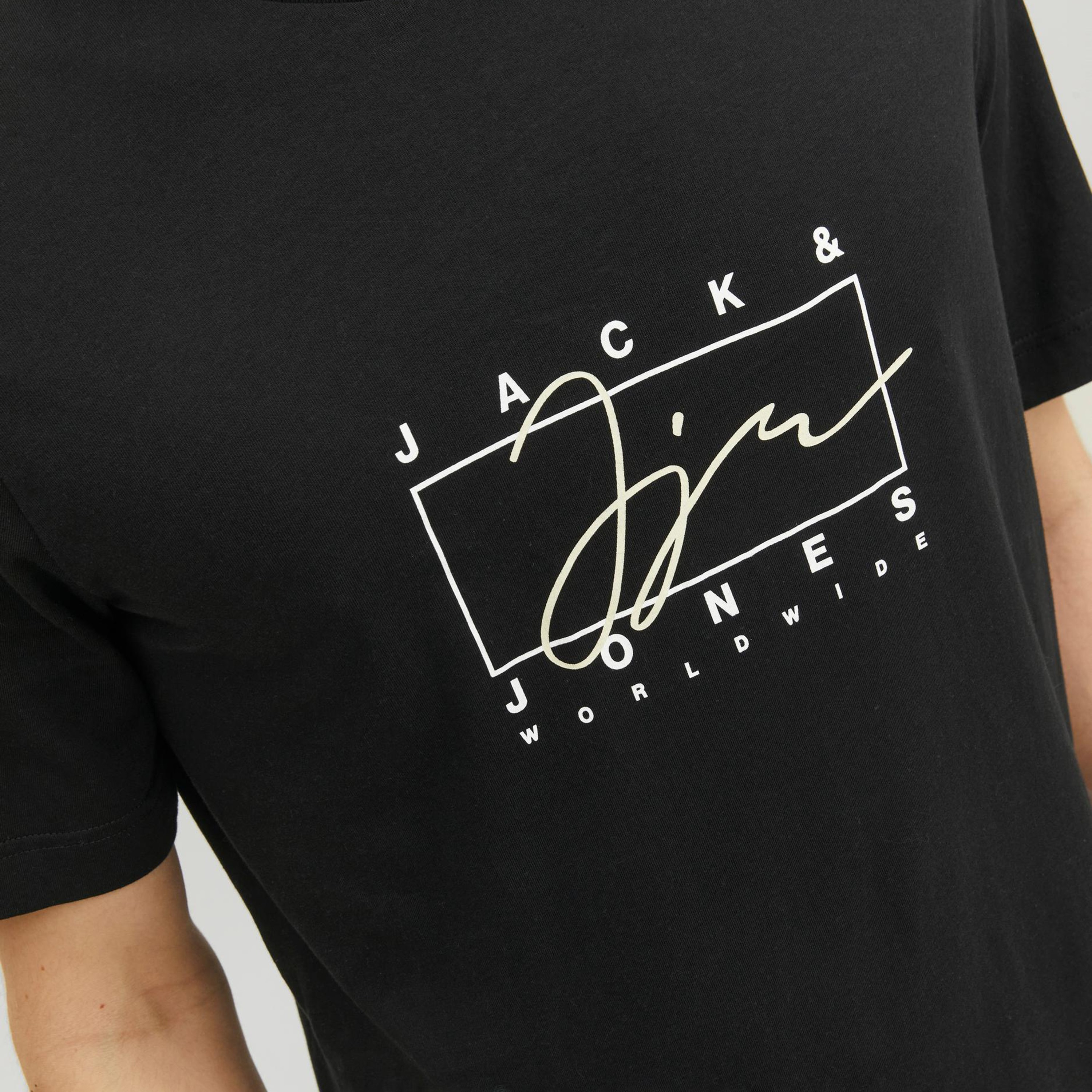  تي شيرت من جاك آند جونز مع شعار بأكمام قصيرة و ياقة مستديرة-men-clothing-tshirtsandpolos-tshirts-image-8