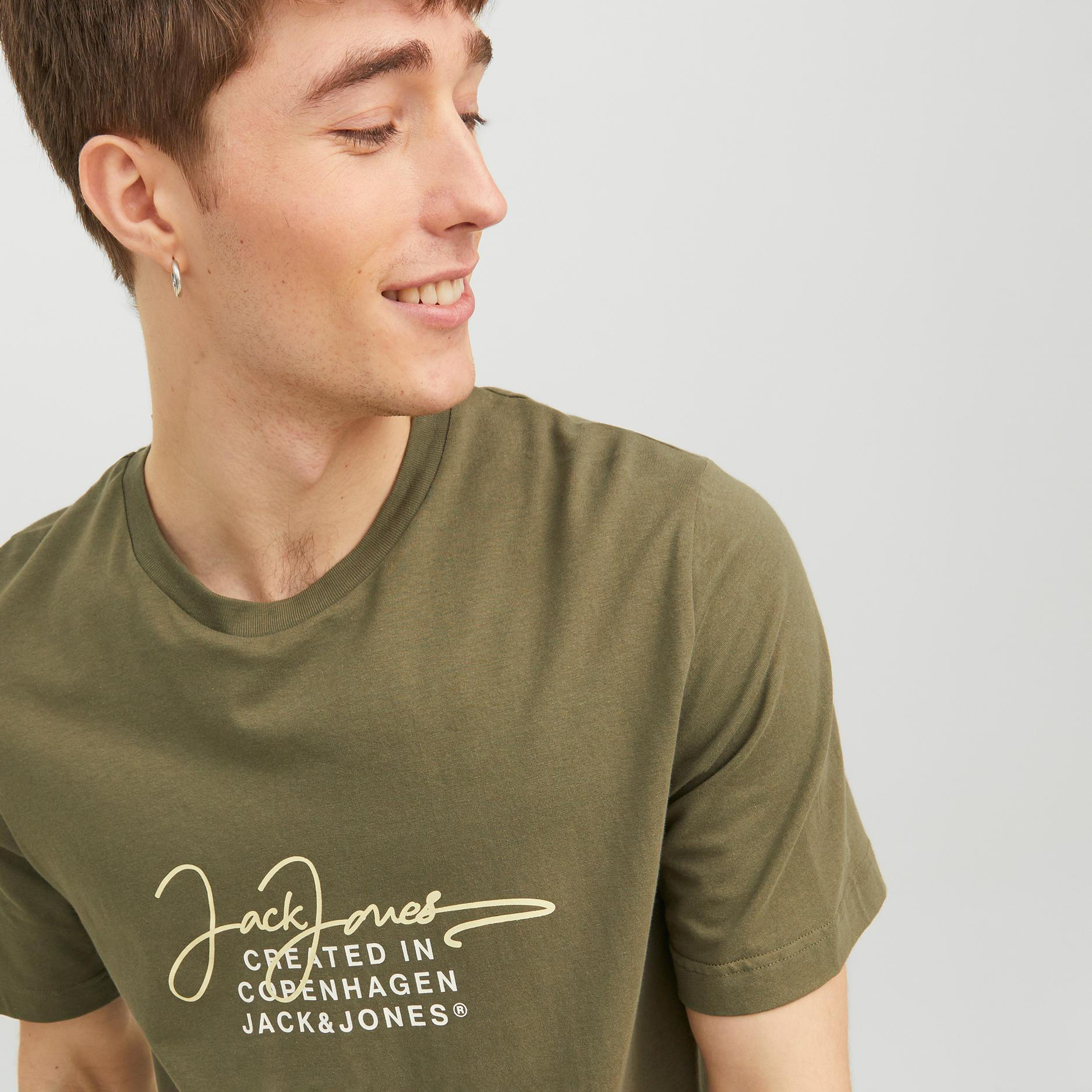  تي شيرت من جاك آند جونز مع شعار بأكمام قصيرة و ياقة مستديرة-men-clothing-tshirtsandpolos-tshirts-image-11