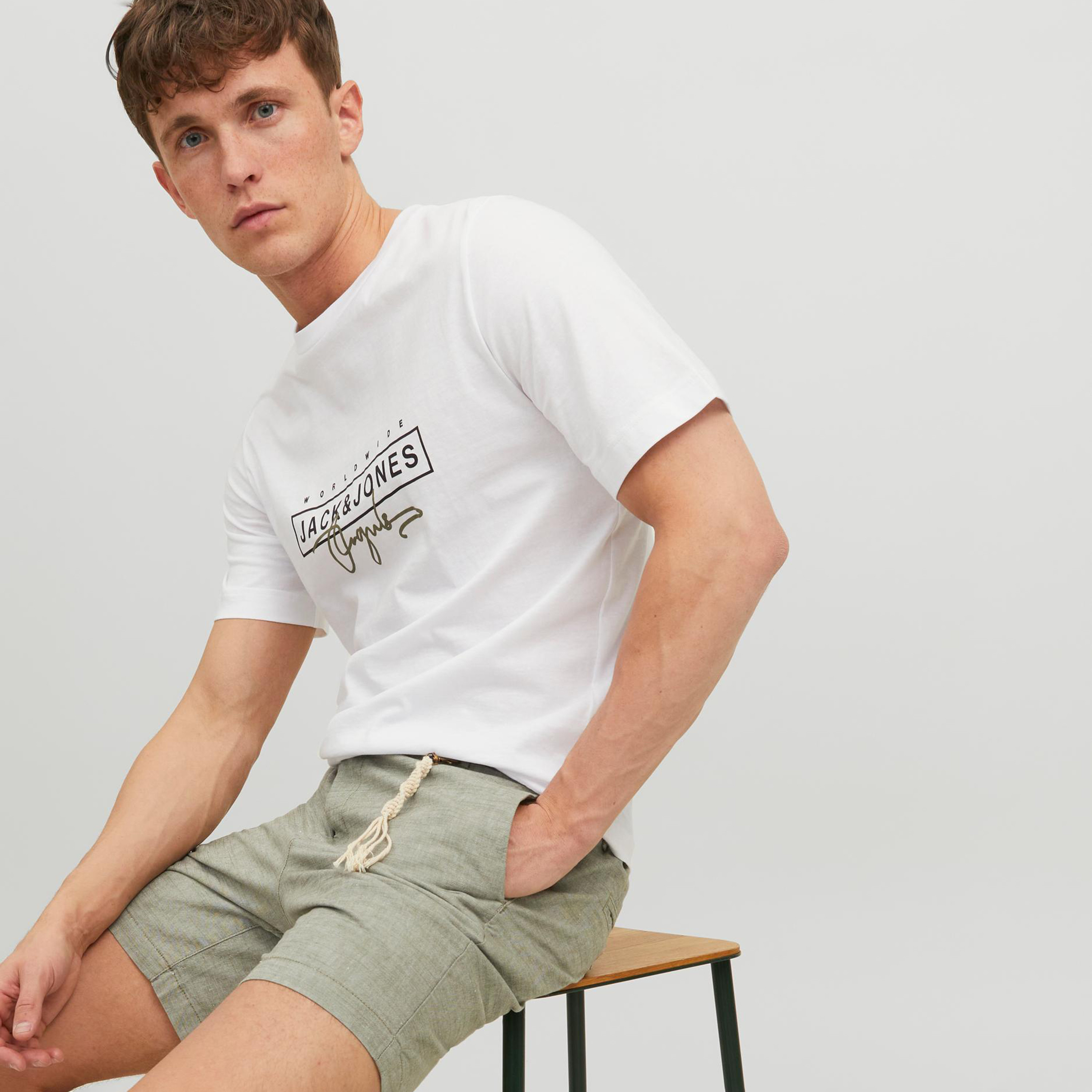 تي شيرت من جاك آند جونز مع شعار بأكمام قصيرة و ياقة مستديرة-men-clothing-tshirtsandpolos-tshirts-image-3