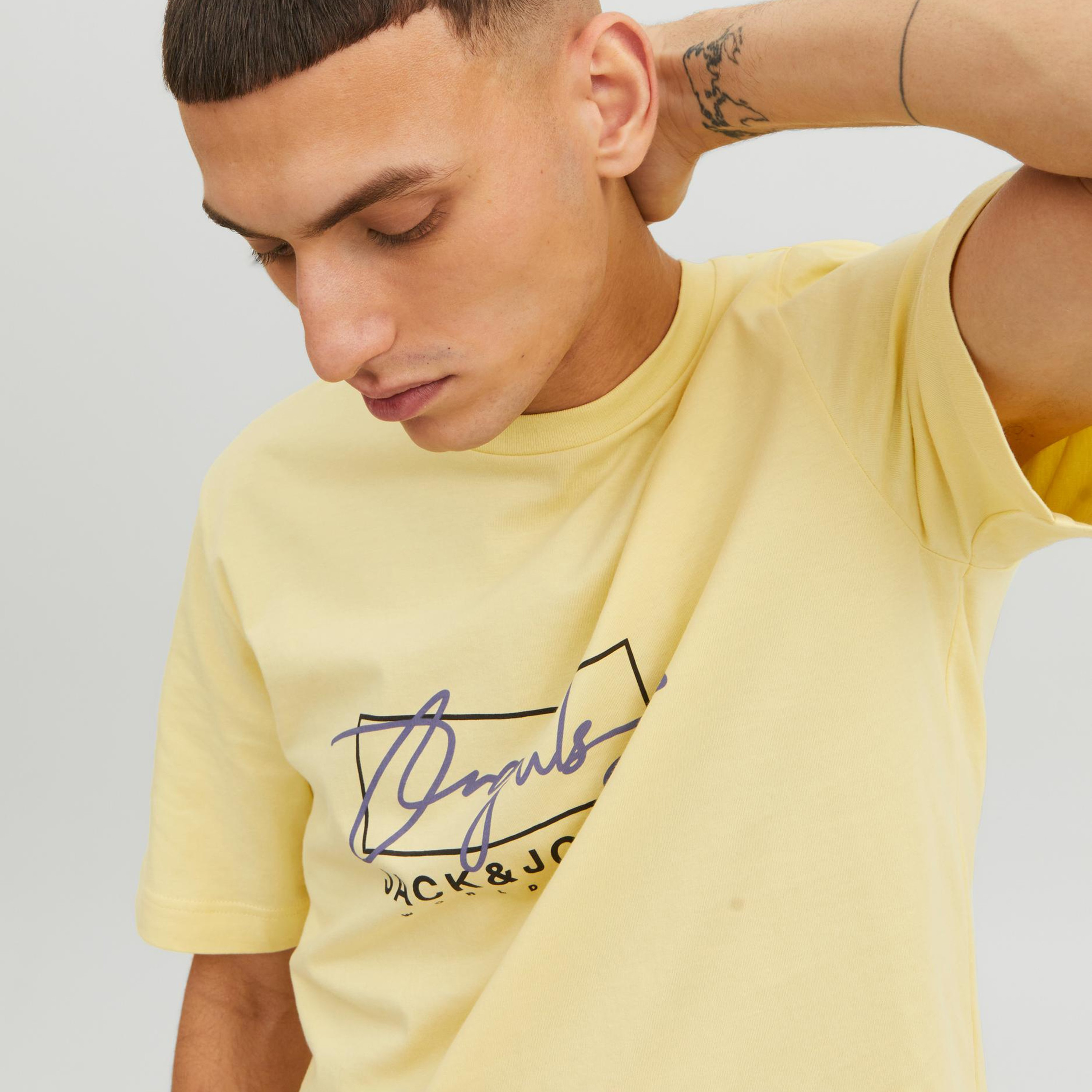  تي شيرت من جاك آند جونز مع شعار بأكمام قصيرة و ياقة مستديرة-men-clothing-tshirtsandpolos-tshirts-image-15