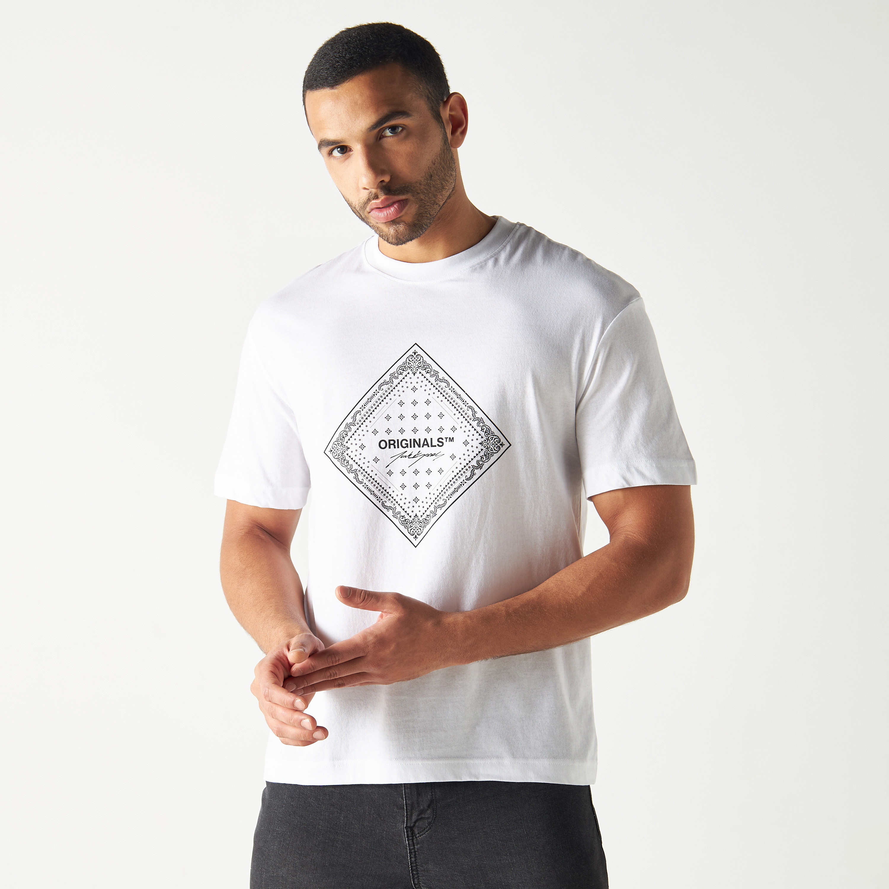 تي شيرت من جاك آند جونز مع مطبوع بأكمام قصيرة و ياقة مستديرة -men-clothing-tshirtsandpolos-tshirts-image-1