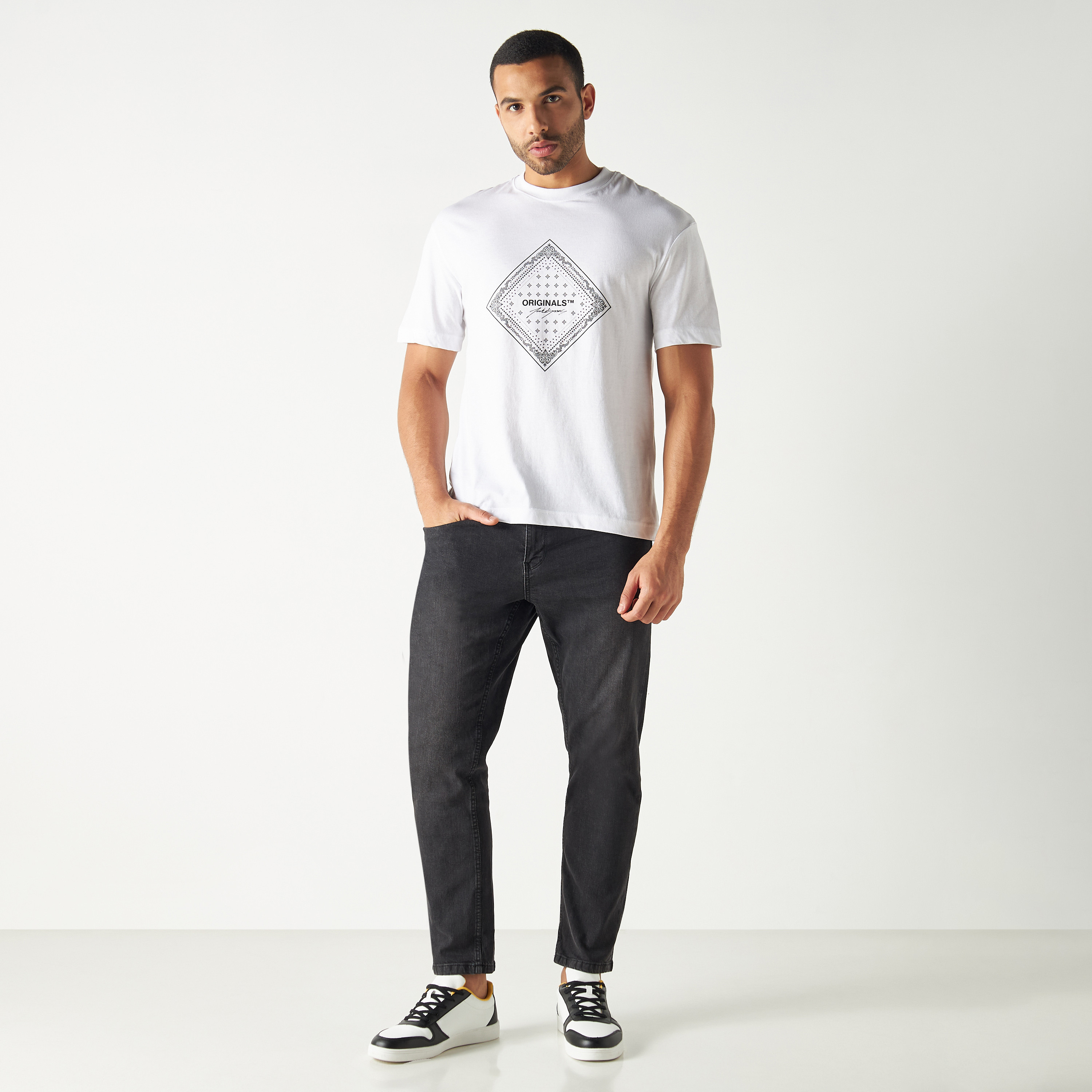 تي شيرت من جاك آند جونز مع مطبوع بأكمام قصيرة و ياقة مستديرة -men-clothing-tshirtsandpolos-tshirts-image-2