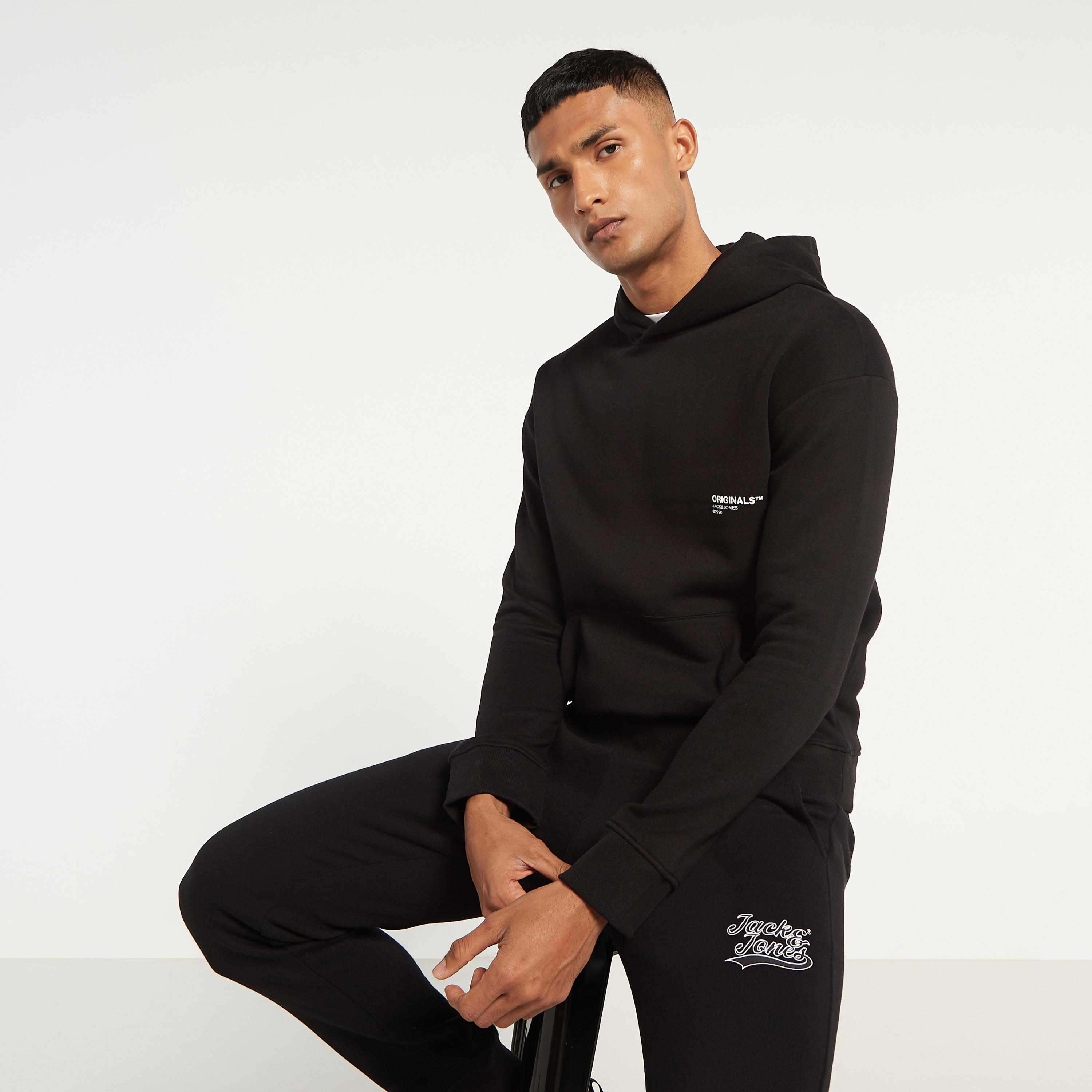 هودي من جاك آند جونز مطبوع بأكمام طويلة مع جيب كانغارو-men-winterwear-hoodiesandsweatshirts-image-1