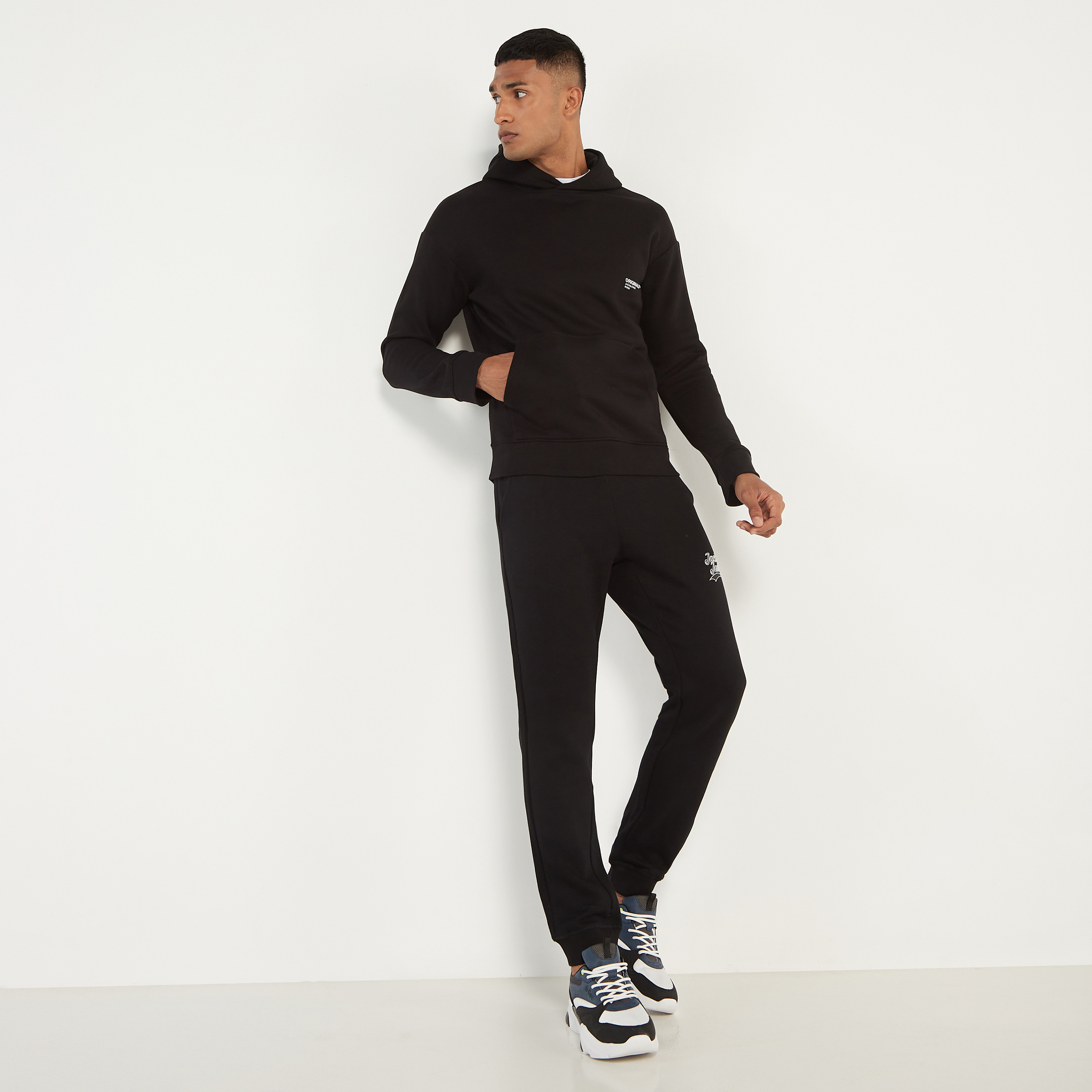 هودي من جاك آند جونز مطبوع بأكمام طويلة مع جيب كانغارو-men-winterwear-hoodiesandsweatshirts-image-2