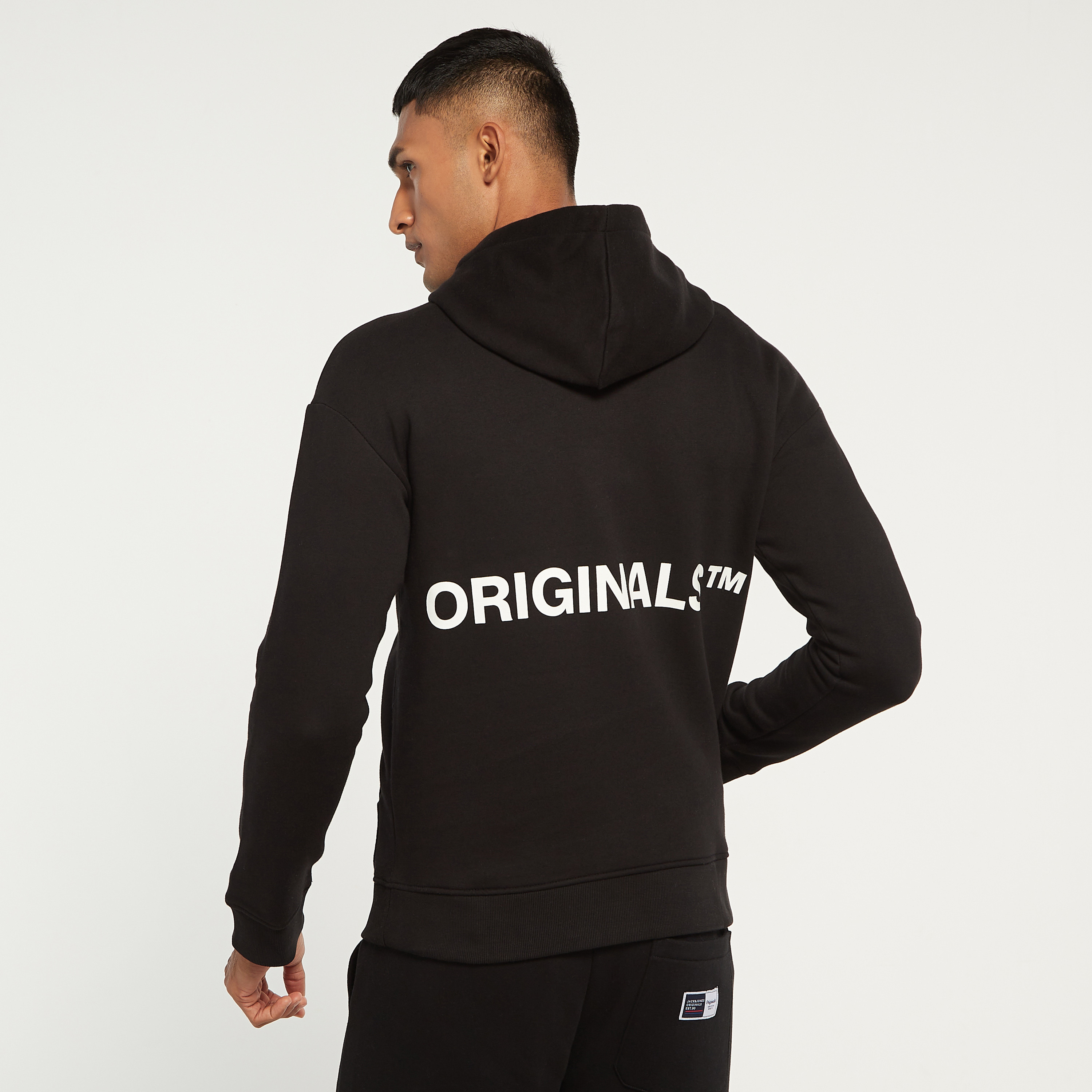 هودي من جاك آند جونز مطبوع بأكمام طويلة مع جيب كانغارو-men-winterwear-hoodiesandsweatshirts-image-3