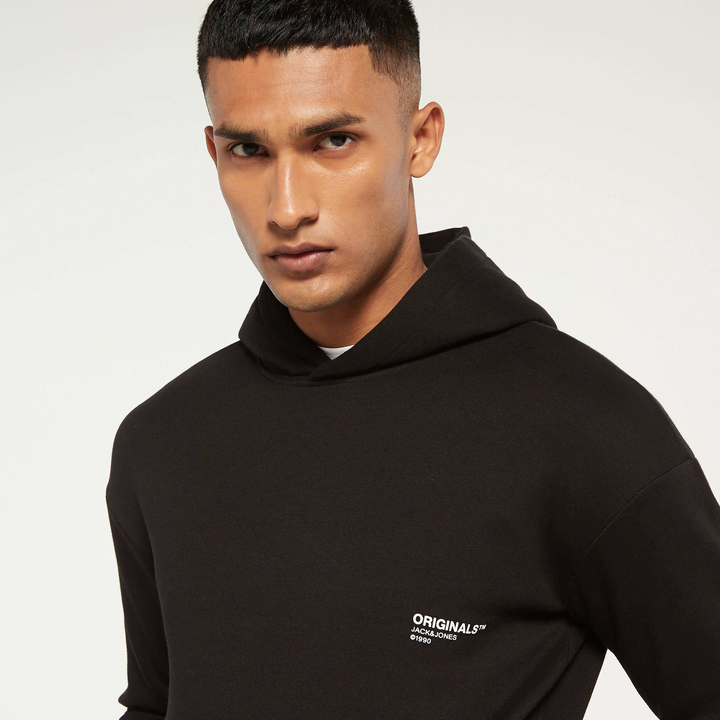 هودي من جاك آند جونز مطبوع بأكمام طويلة مع جيب كانغارو-men-winterwear-hoodiesandsweatshirts-image-4