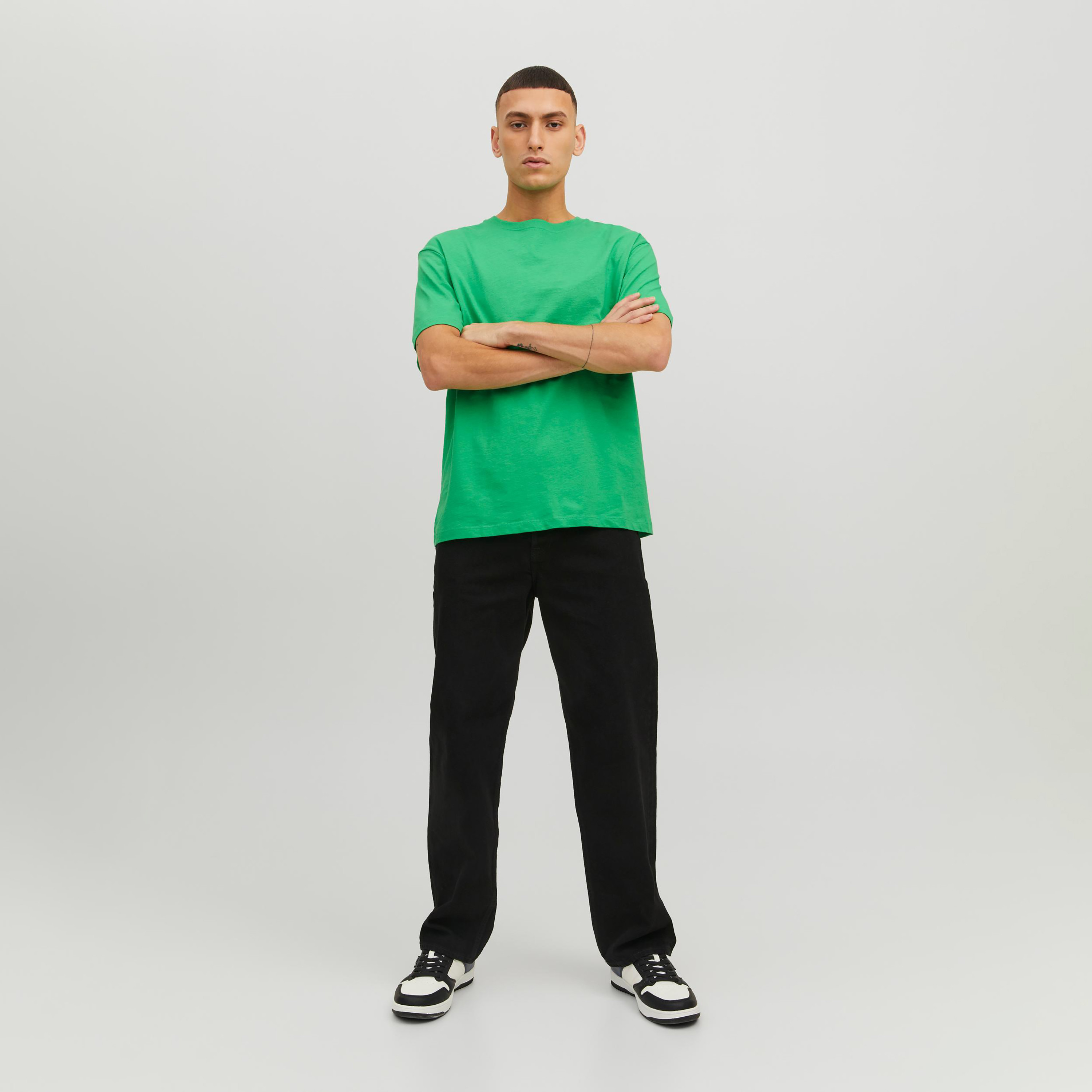 تي شيرت من جاك آند جونز مطبوع بأكمام قصيرة و ياقة مستديرة-men-clothing-tshirtsandpolos-tshirts-image-2