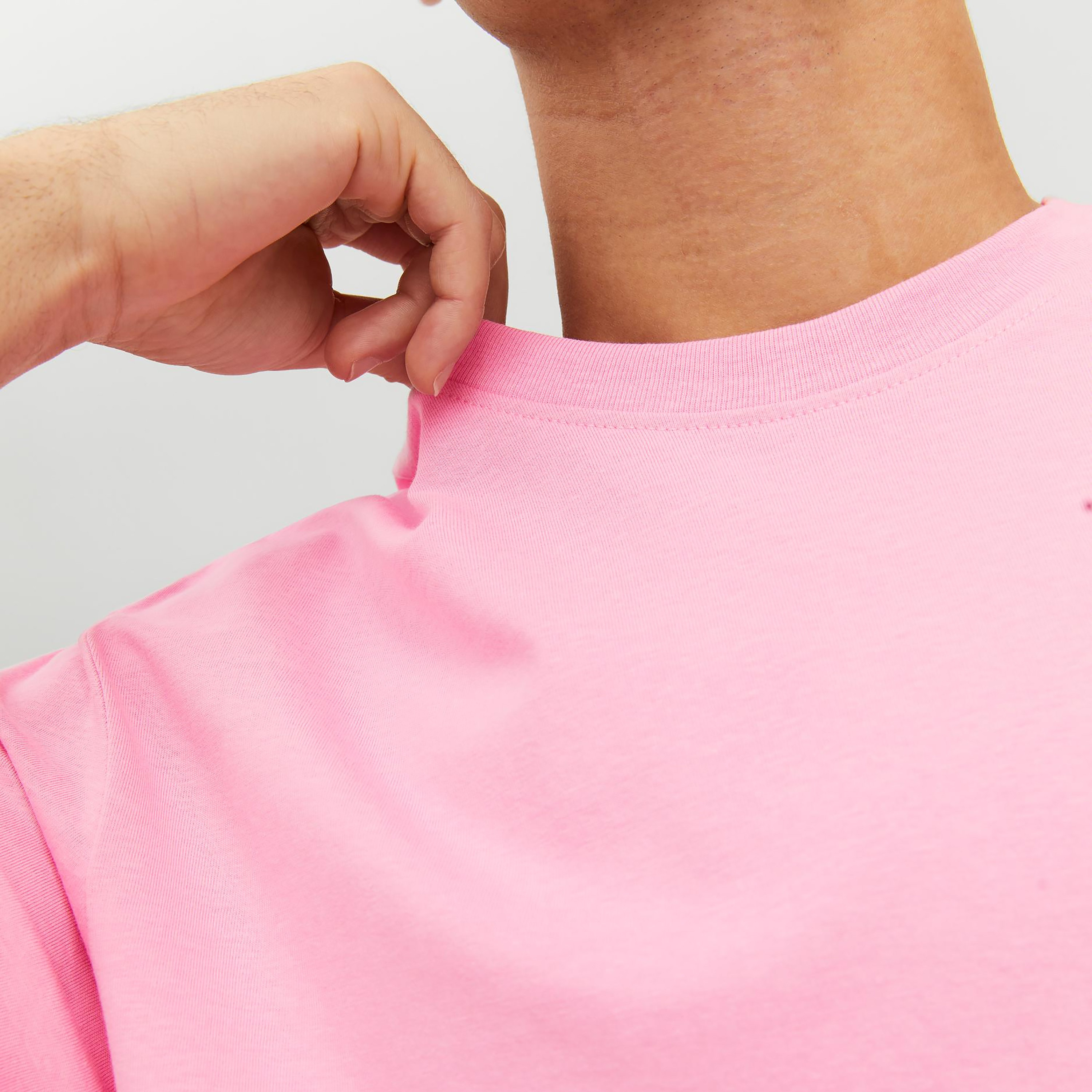 تي شيرت من جاك آند جونز مطبوع بأكمام قصيرة و ياقة مستديرة-men-clothing-tshirtsandpolos-tshirts-image-8